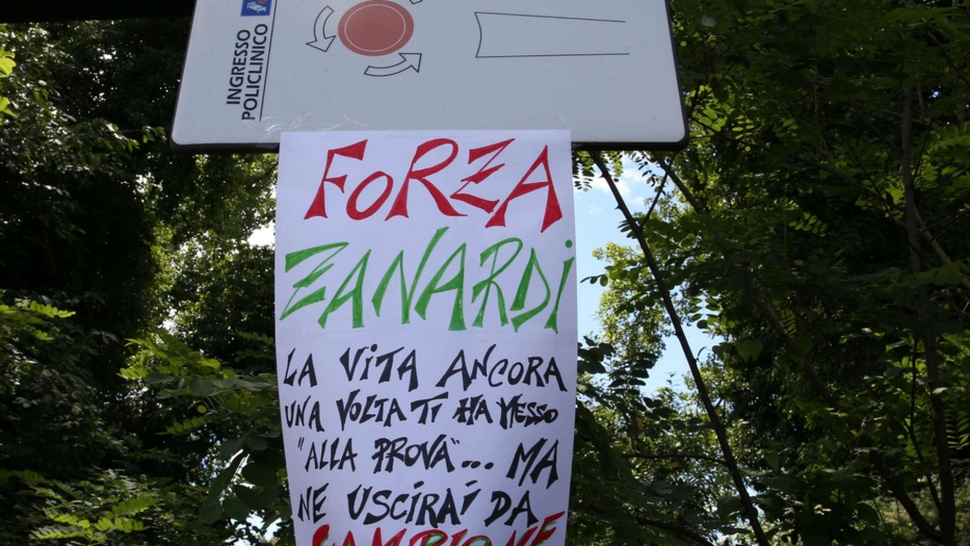 Immagine di Quarta notte in ospedale per Zanardi. Risveglio rinviato alla settimana prossima