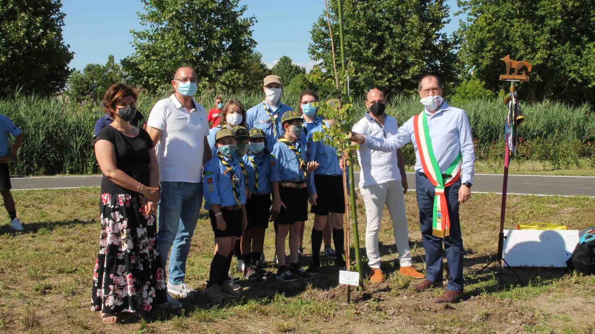 Immagine di Gli scout fanno festa piantando cinque platani