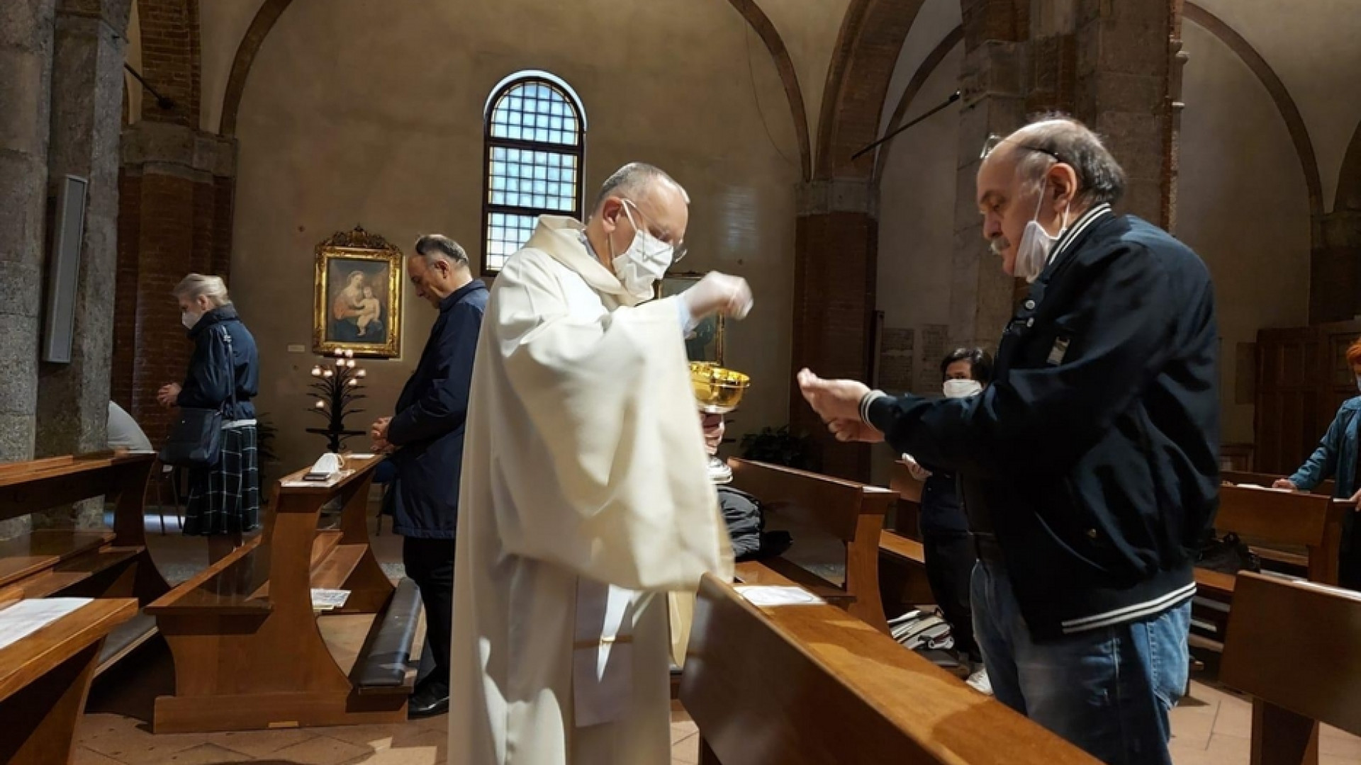 Immagine di Covid, i sacerdoti potranno distribuire l'Eucaristia senza guanti