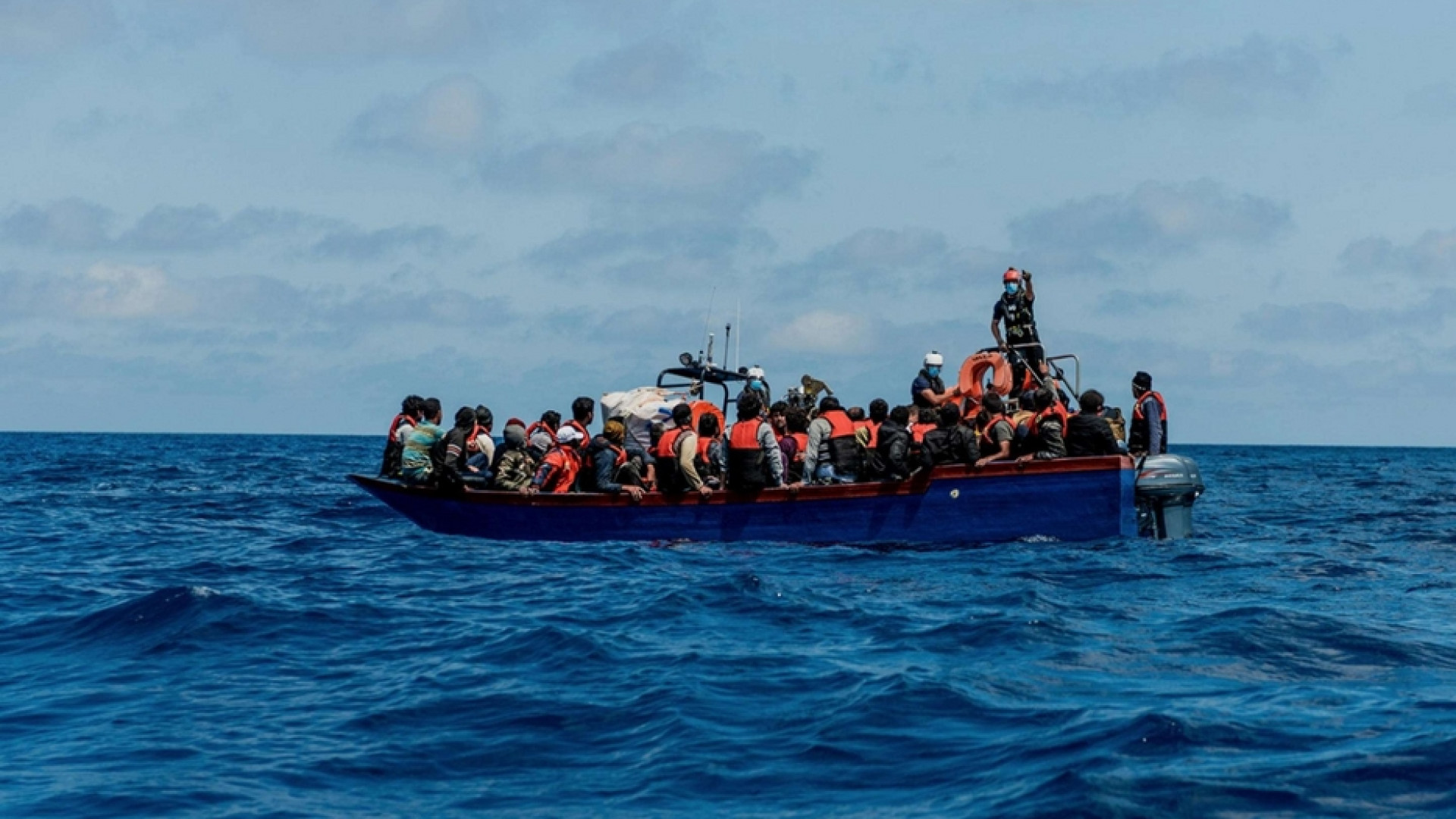 Immagine di Naufragio nell'Egeo, 4 dispersi. Libia, 43 salvati dalla Mare Jonio