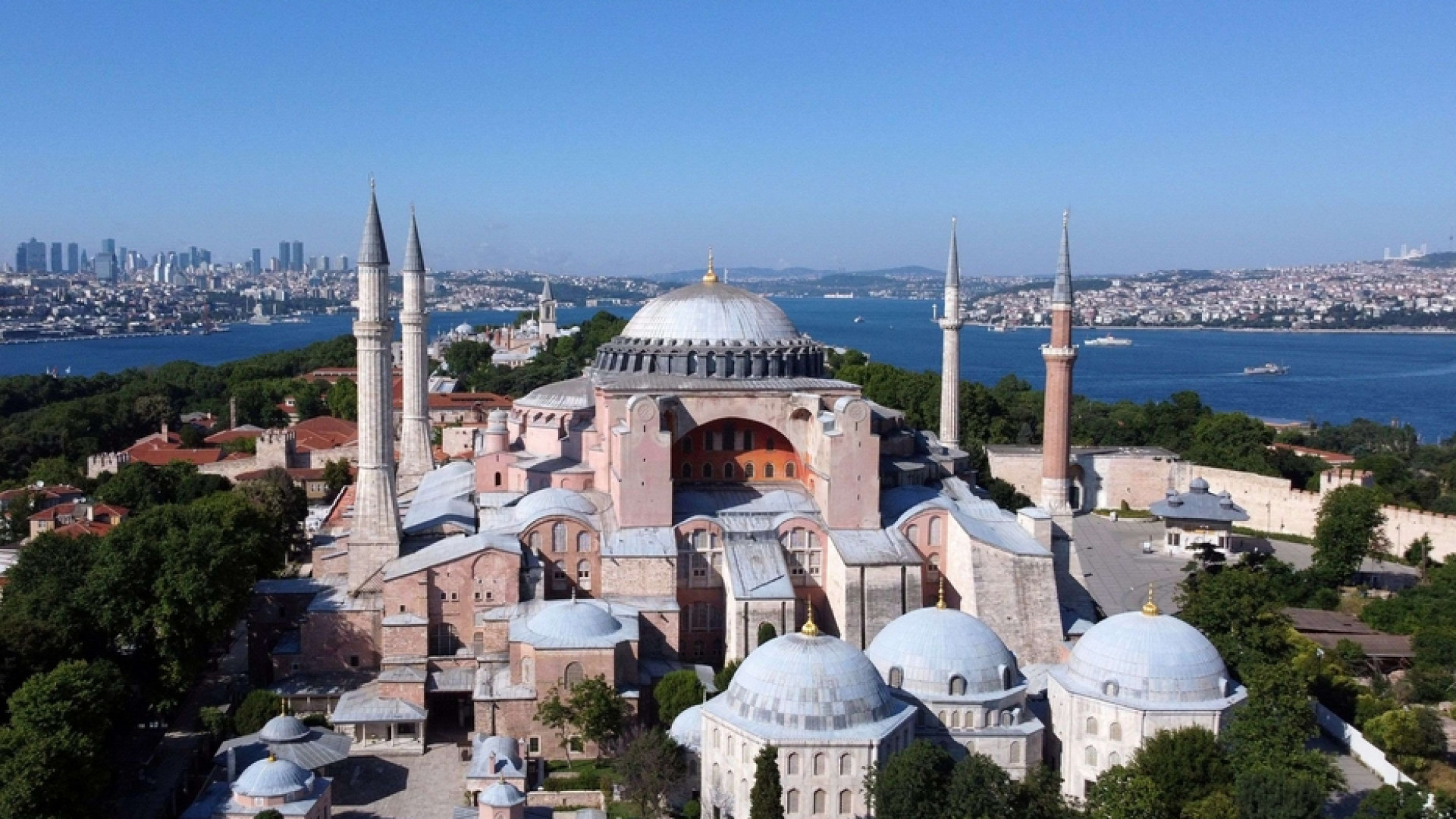 Immagine di Erdogan avrà la sua moschea. «I giudici gli consegnano Santa Sofia»