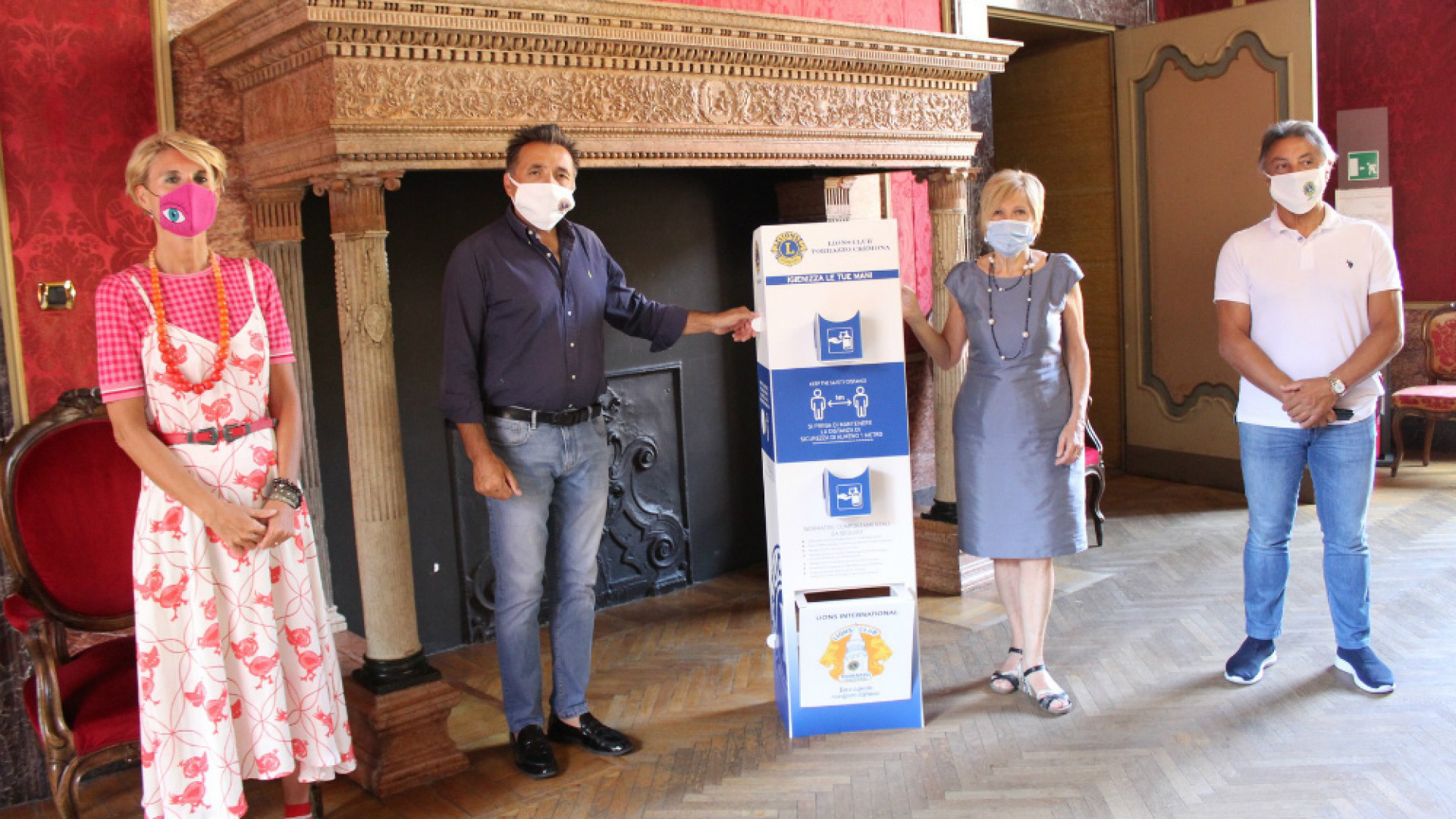 Immagine di Il Lions Club Torrazzo ha donato al Comune 13 totem per l’igienizzazione delle mani