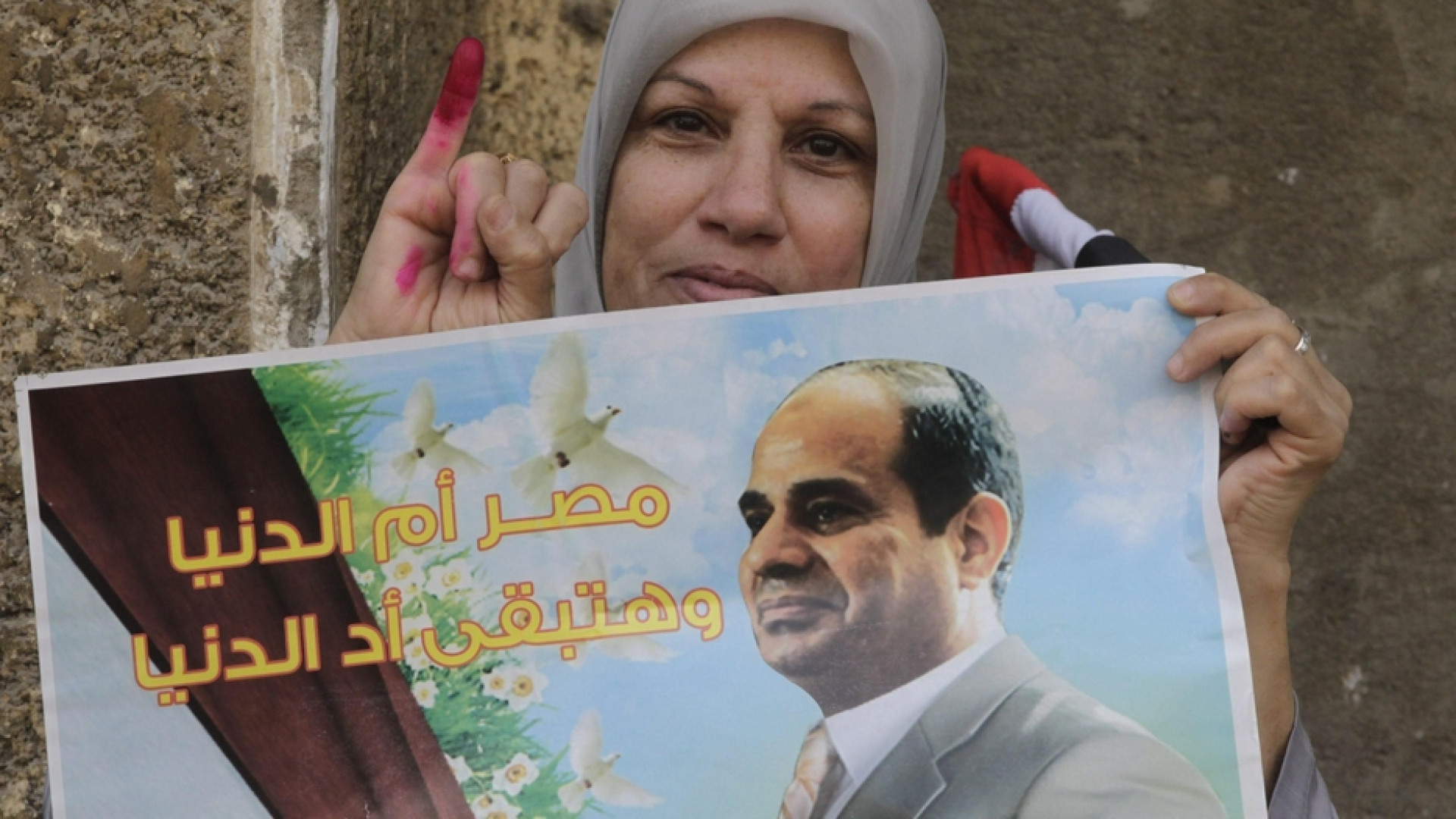 Immagine di Al-Sisi si garantisce il futuro: ai militari è vietata la politica