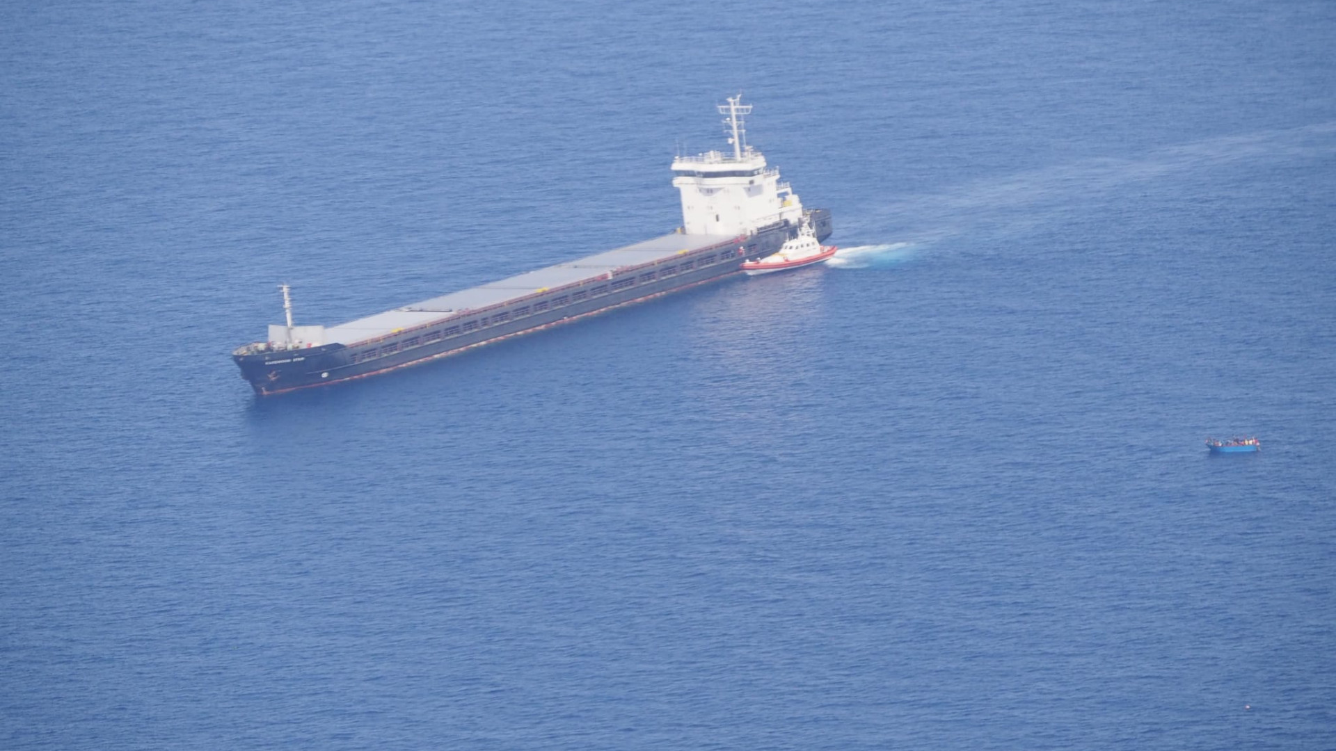 Immagine di Barcone alla deriva con 54 profughi. Nessuno interviene