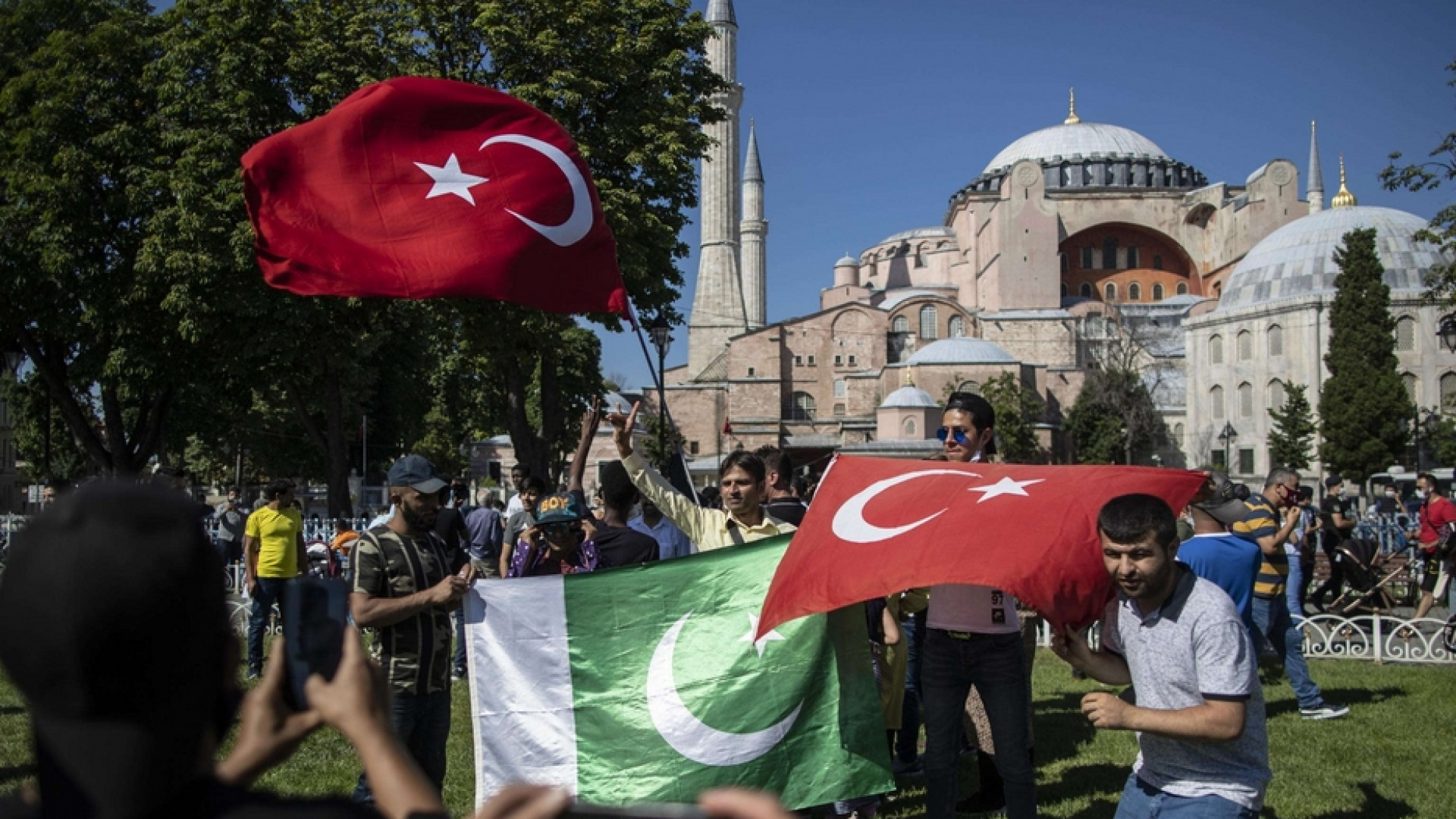 Immagine di Divide Santa Sofia riconvertita in moschea. Le reazioni del mondo