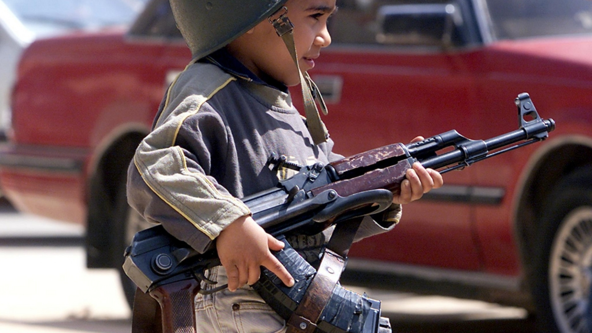 Immagine di Kalashnikov, l'arma letale in guerra e di propaganda