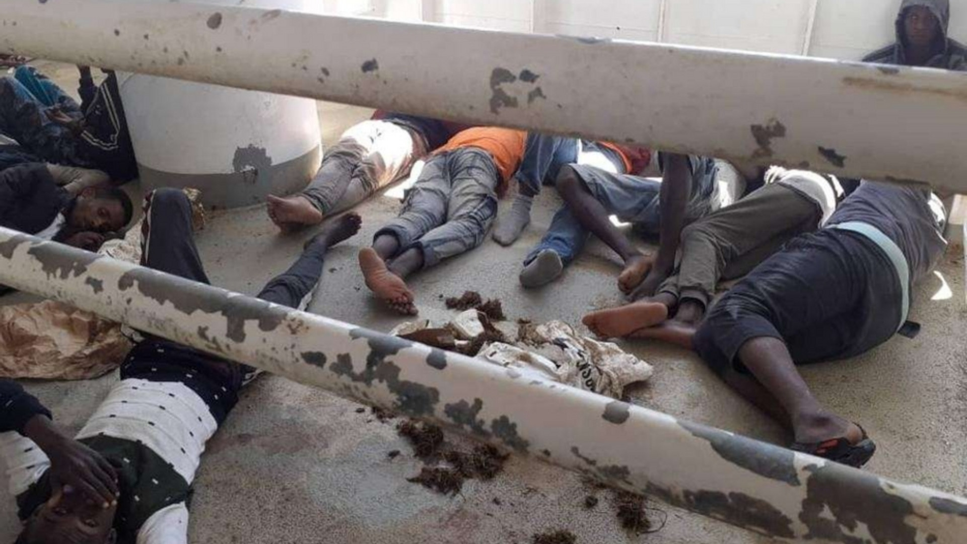Immagine di Vivi e morti abbandonati in mare. Partiti uniti contro i migranti