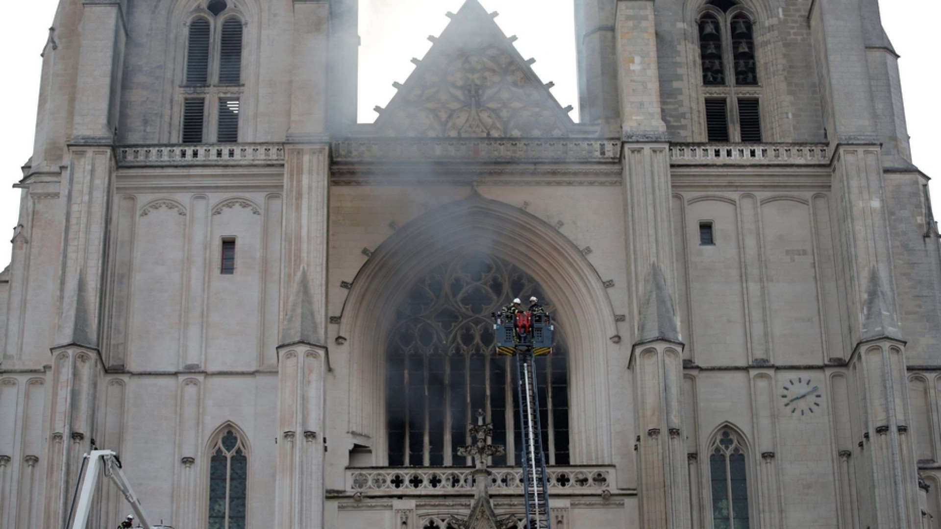 Immagine di In fiamme la cattedrale di Nantes: si indaga per incendio doloso