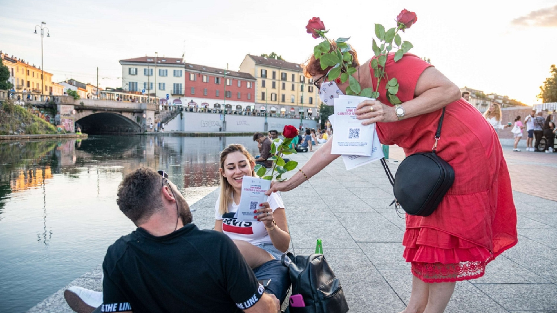 Immagine di Ecco chi è il venditore di rose spinto nella Darsena. Ora ha paura