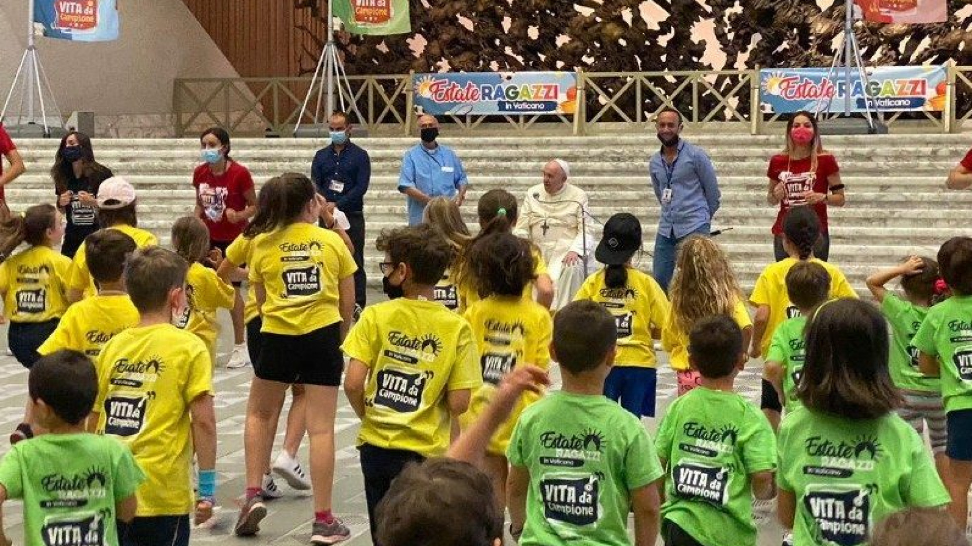 Immagine di Papa Francesco visita a sorpresa i bambini del Centro estivo vaticano
