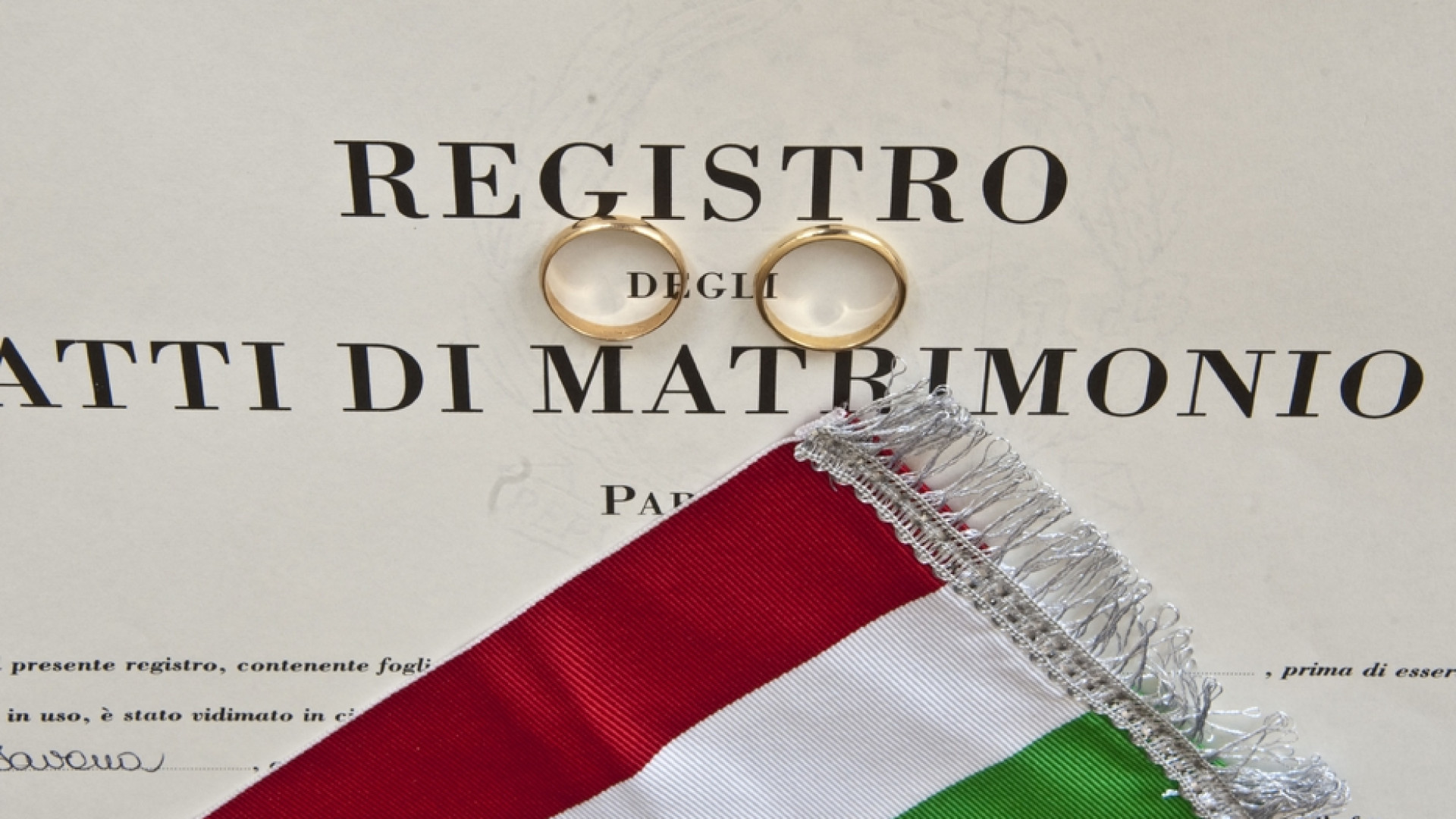 Immagine di Si dimette il sacerdote che ha presieduto l'unione civile di due donne