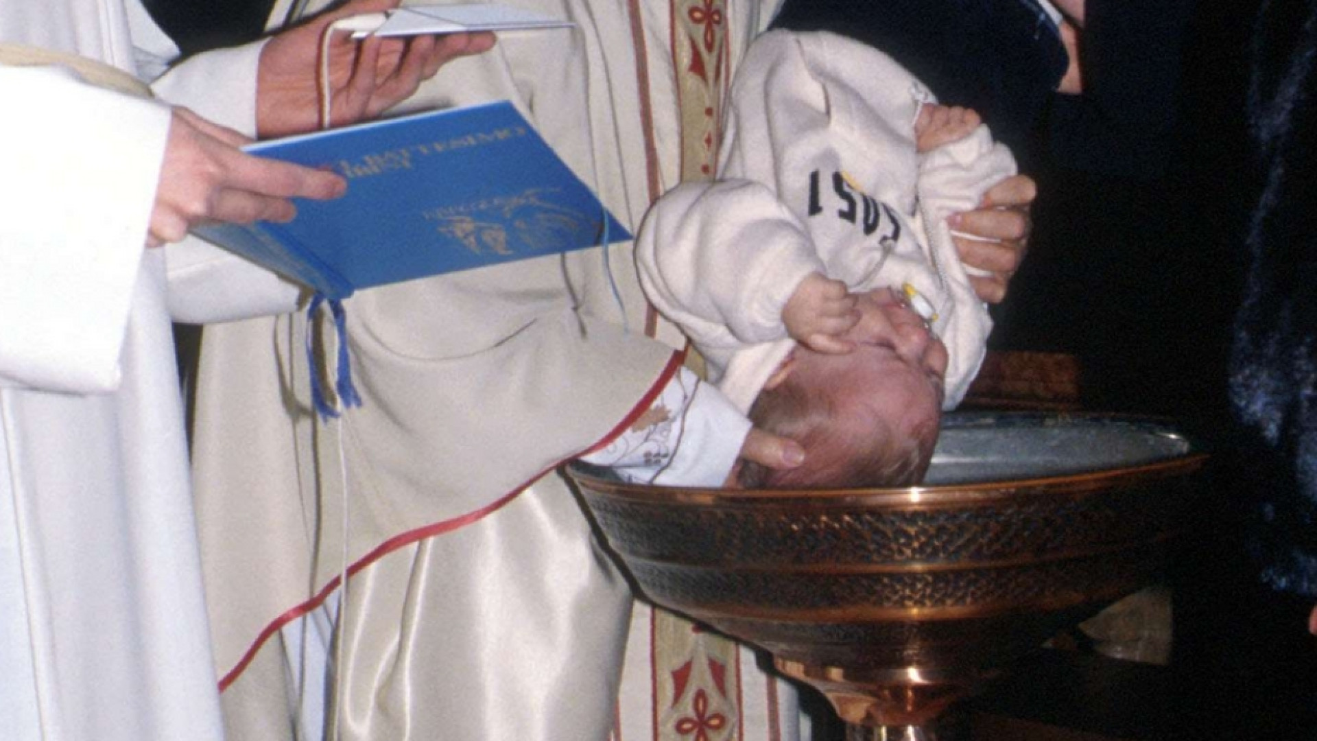 Immagine di Il vescovo abolisce per 3 anni padrini e madrine di Battesimo e Cresima