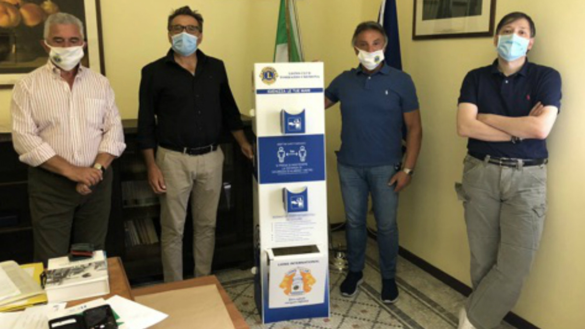 Immagine di Il Lions Club Torrazzo dona alle scuole cremonesi 52 totem per l’igienizzazione delle mani