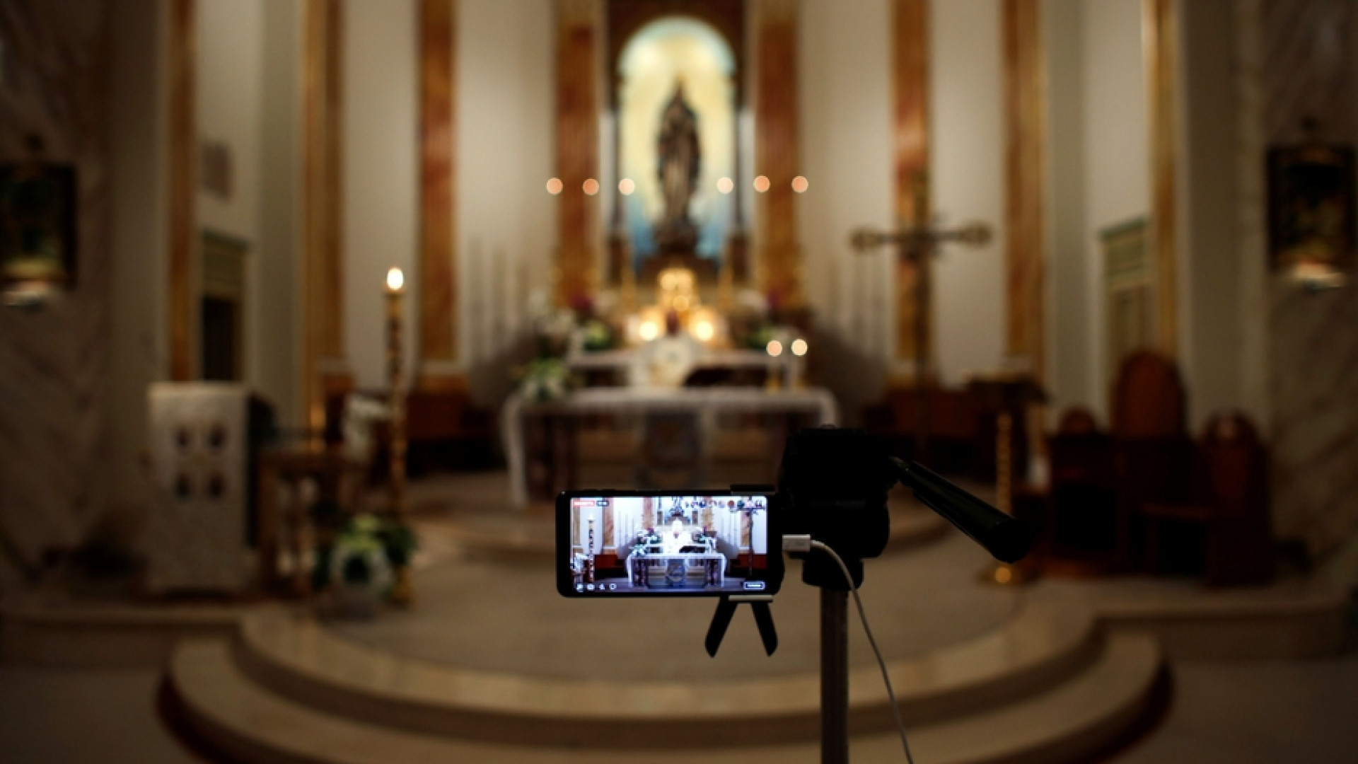 Immagine di Il Papa: le Messe in tv e sul web non sostituiscono la presenza alle liturgie