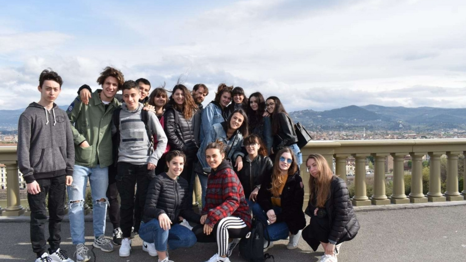 Immagine di Il prof in bici, coi libri: «Mi riprendo i ragazzi»