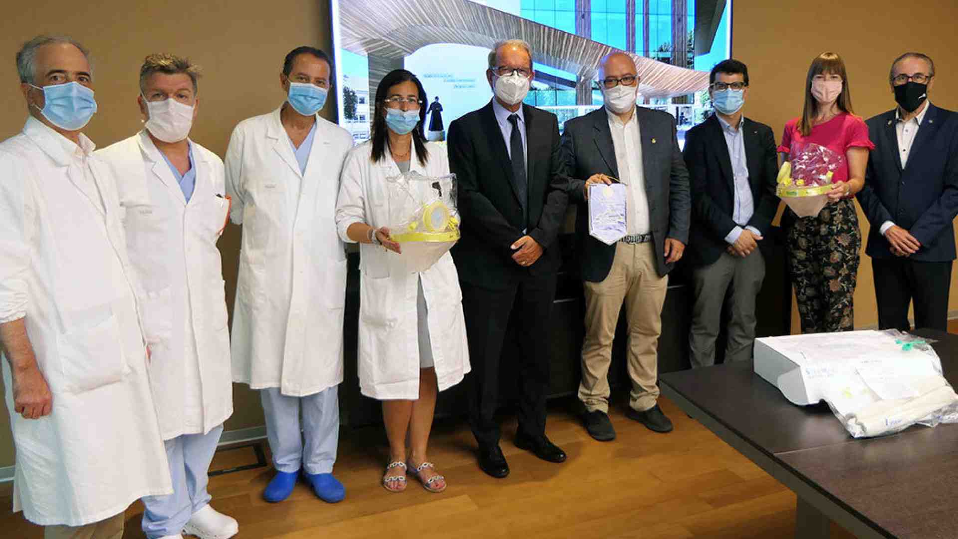 Immagine di Negrar. I Rotary di Verona donano 15 caschi per la Rianimazione all’Ospedale Sacro Cuore