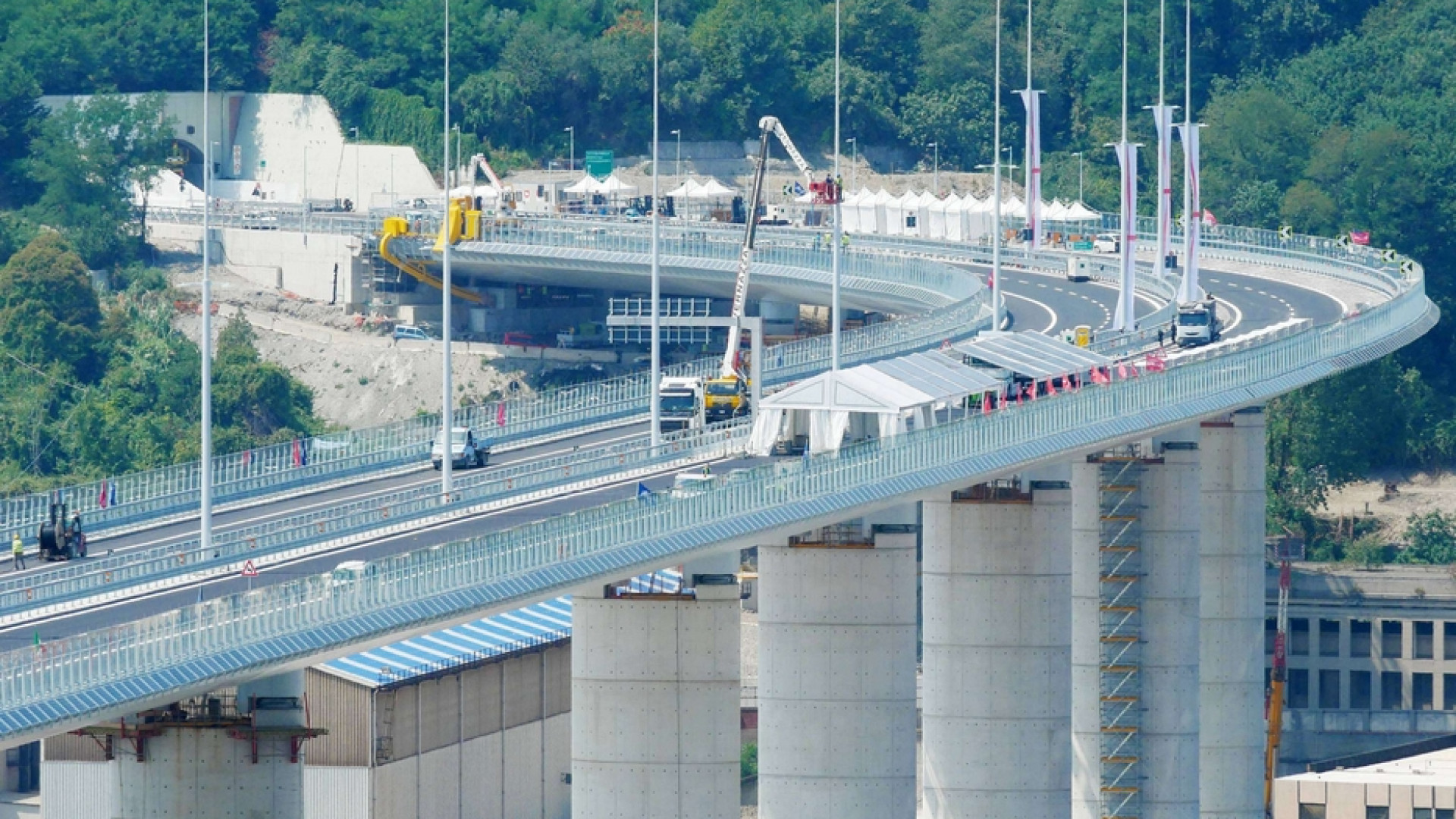 Immagine di L'inaugurazione del nuovo viadotto. Assenti i parenti delle vittime