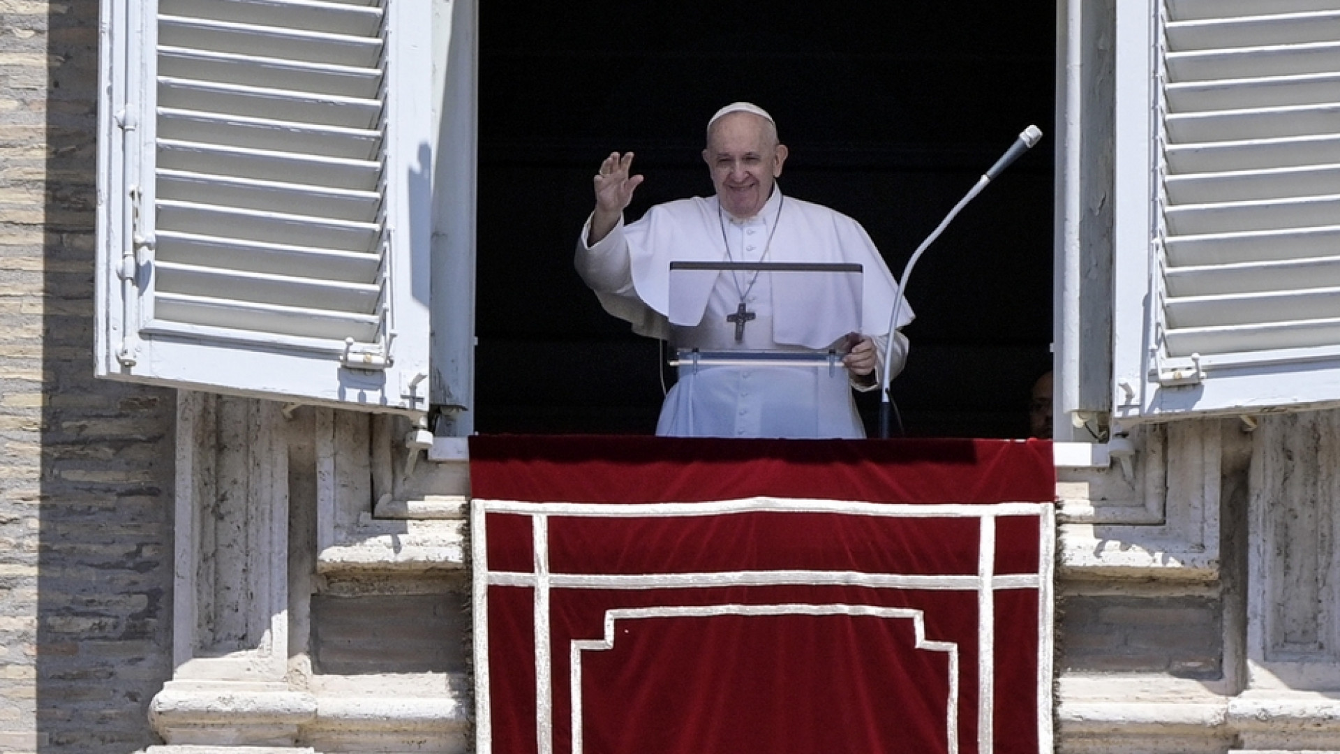 Immagine di Papa Francesco invia al Libano 250.000 euro. La Cei un milione