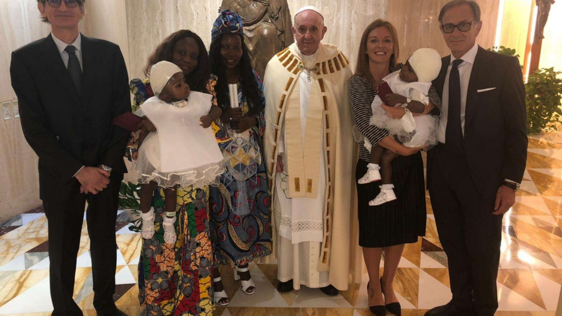 Immagine di Il Papa ha battezzato le gemelle siamesi separate al Bambino Gesù