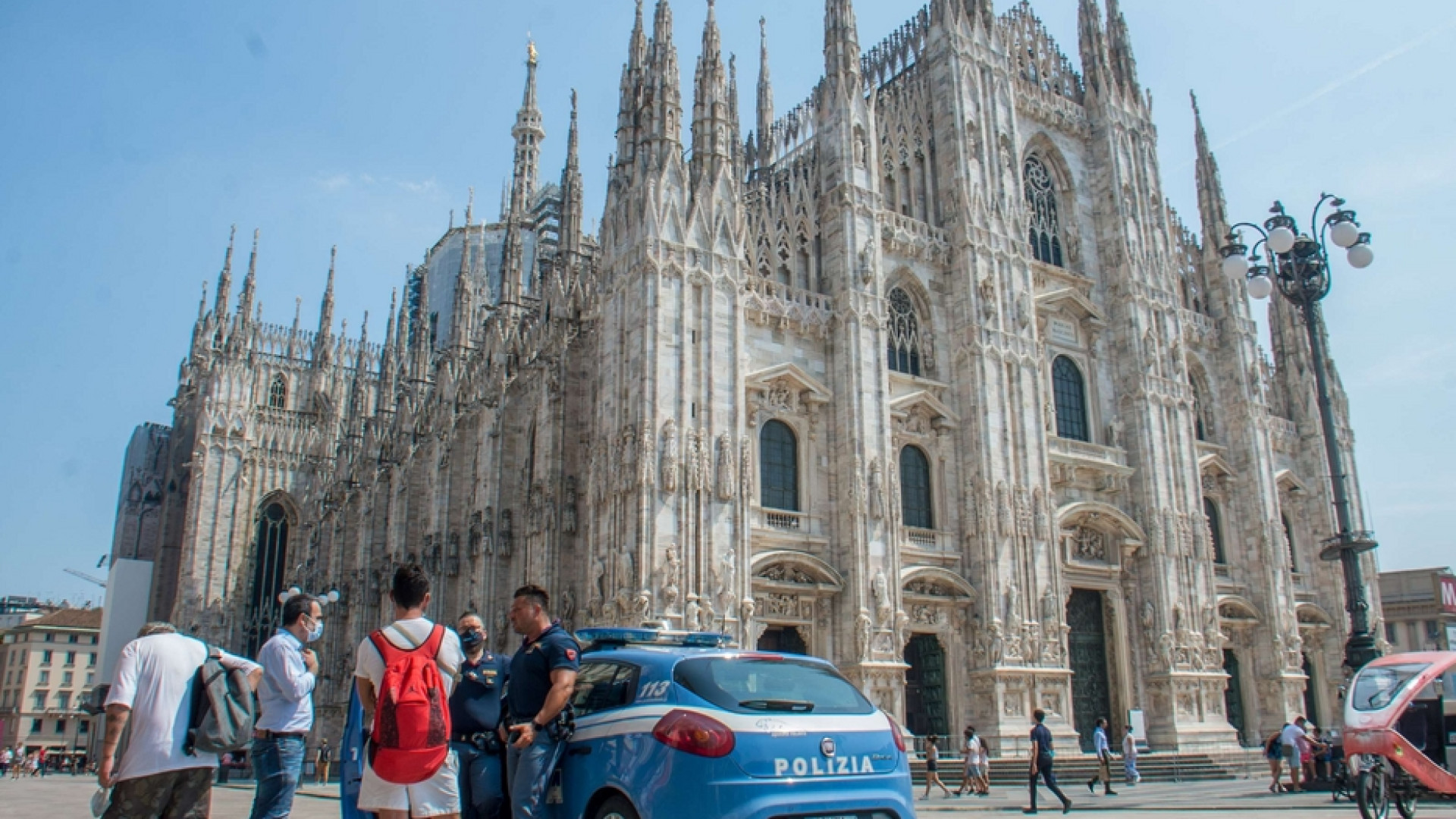 Immagine di Entra in Duomo con un coltello e prende in ostaggio un vigilante (Video)