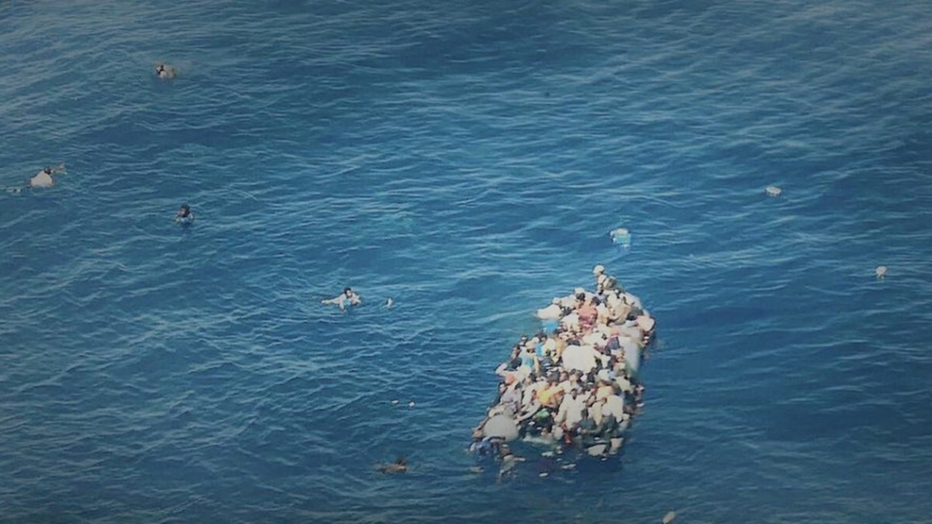Immagine di Almeno 45 migranti, tra cui 5 minori, morti in un naufragio. Si salvano in 37