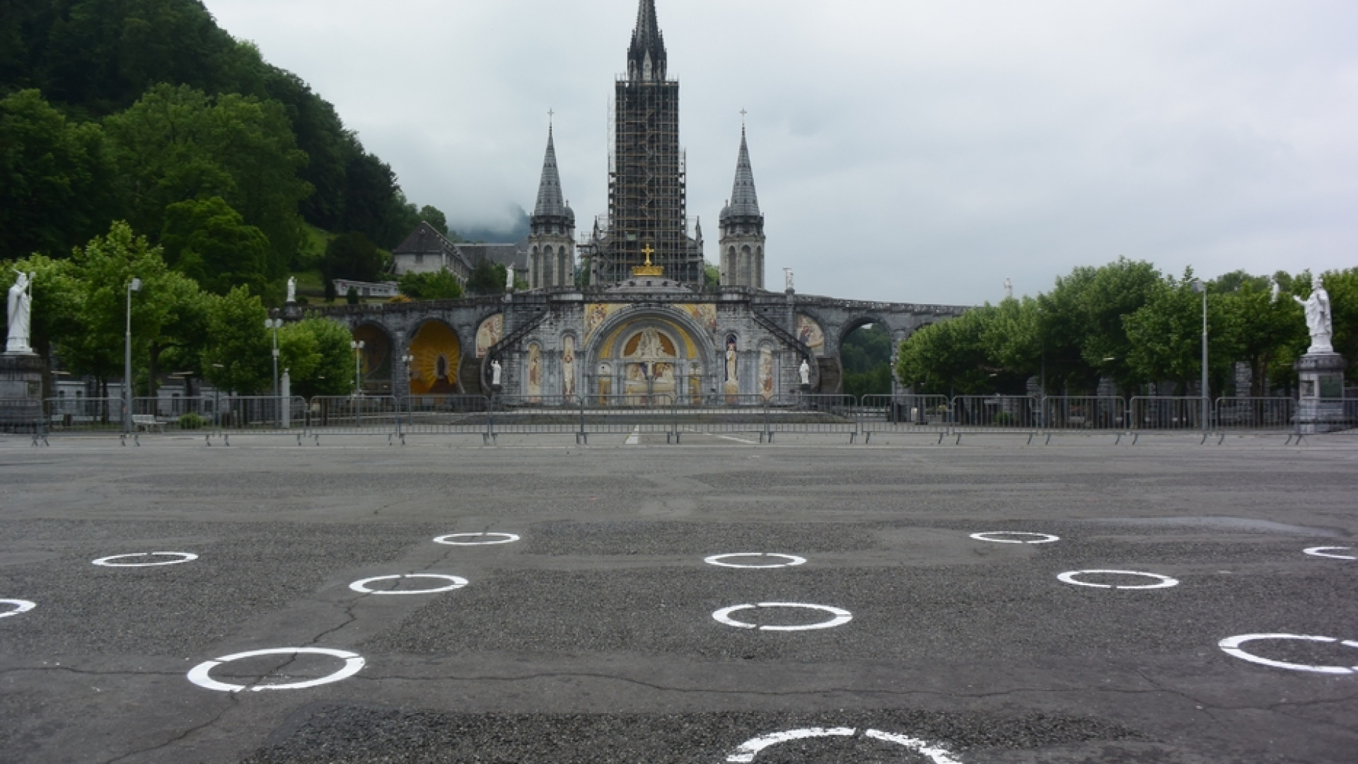 Immagine di I pellegrini tornano alla grotta di Lourdes