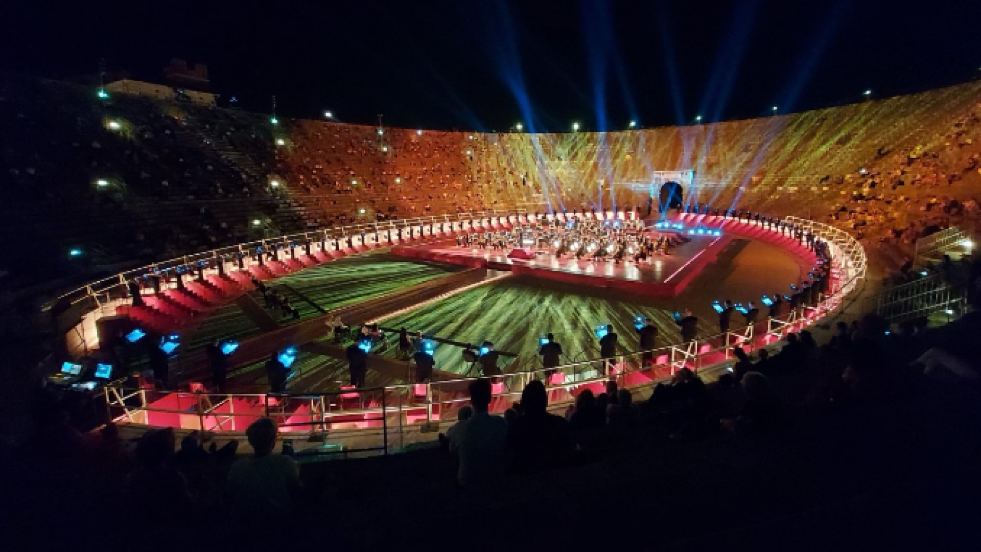 Immagine di L’Arena anti-Covid incanta il pubblico. Con Puccini e le cannonate