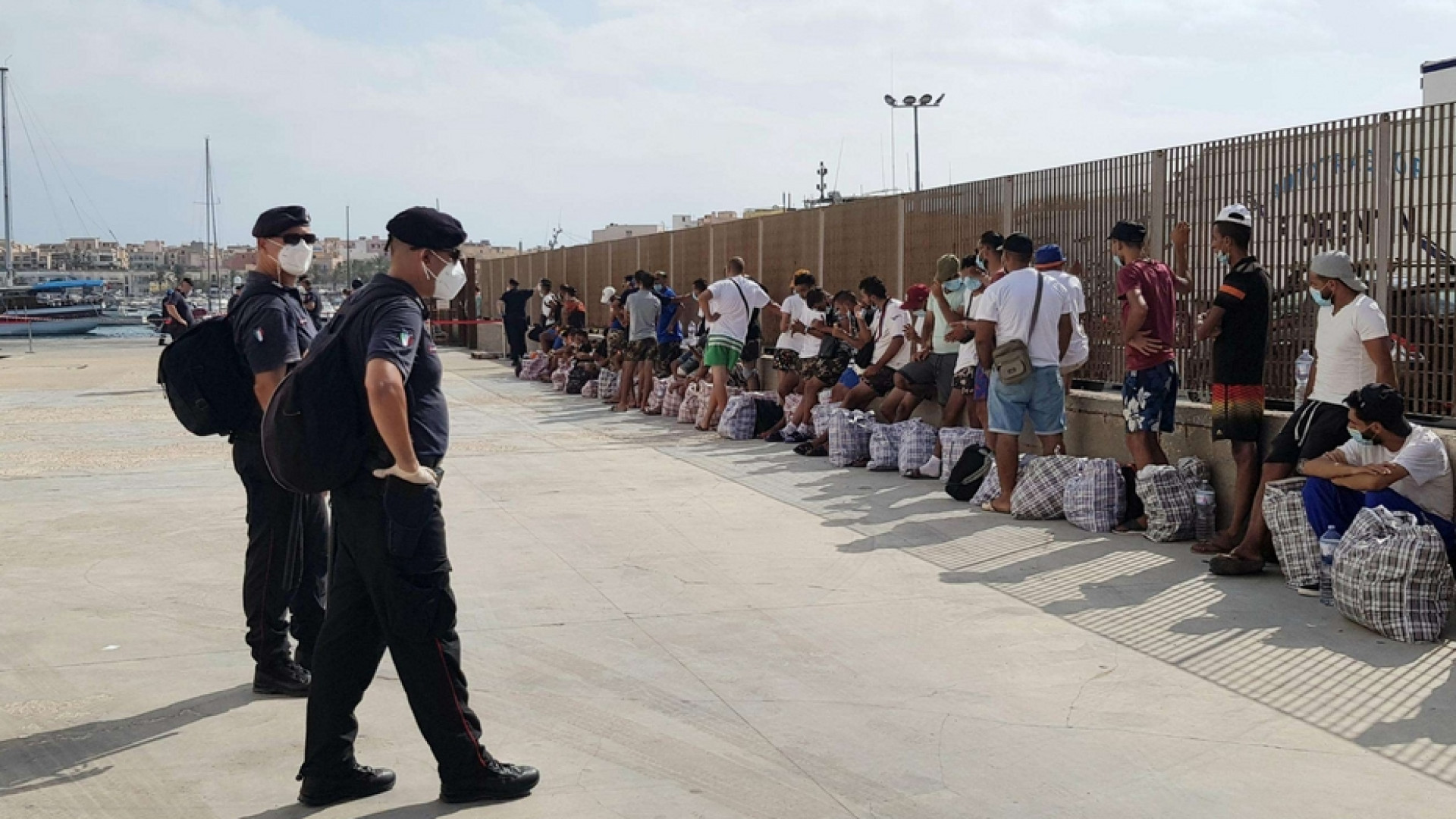 Immagine di Musumeci, "Iniziata chiusura dei centri". Il vescovo di Noto: "Irrazionale"