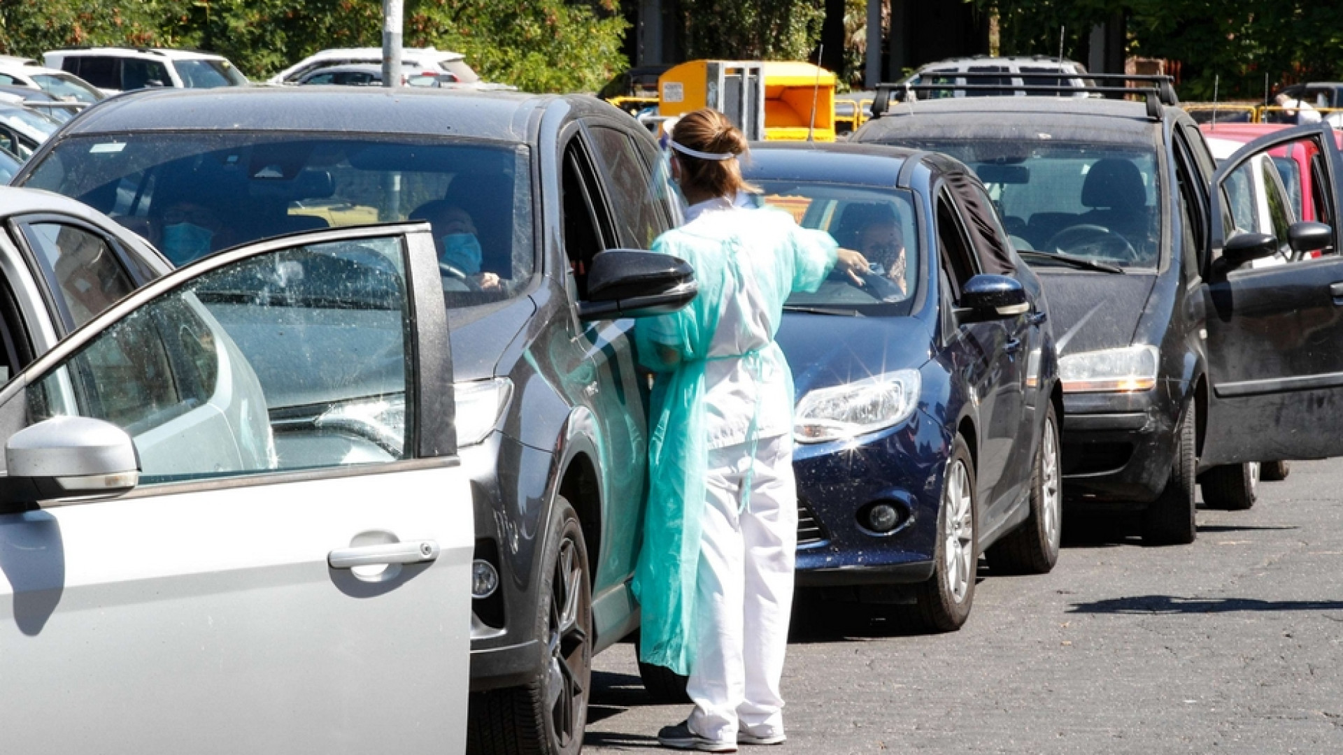 Immagine di Tutti in coda al drive in per il tampone