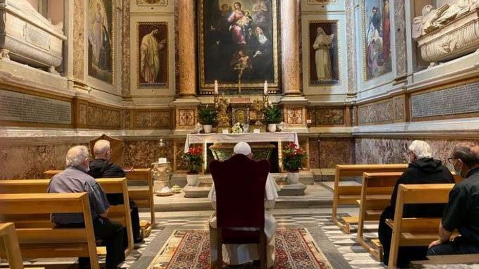 Immagine di Papa Francesco in preghiera sulla tomba di santa Monica