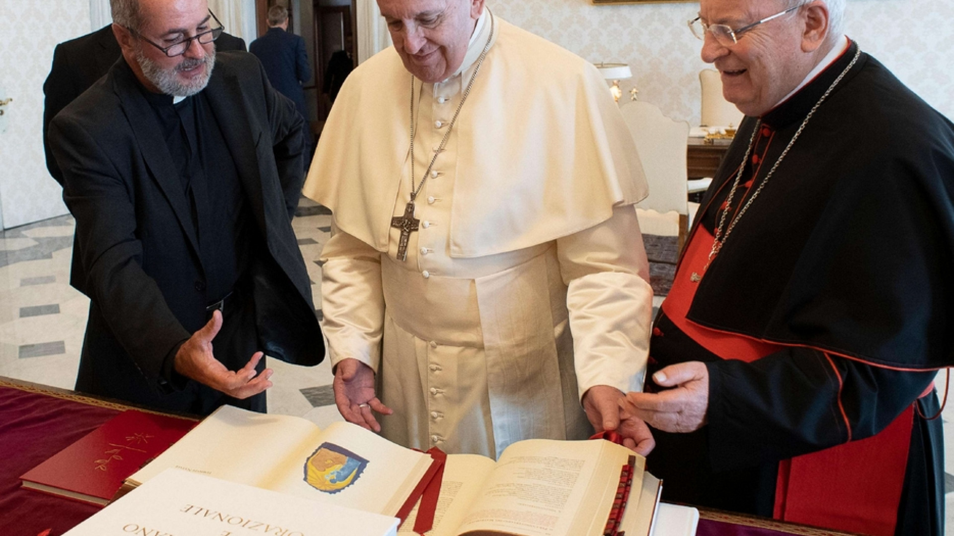 Immagine di Dal «Gloria» al «Padre Nostro»: così cambia il Messale. Prima copia al Papa
