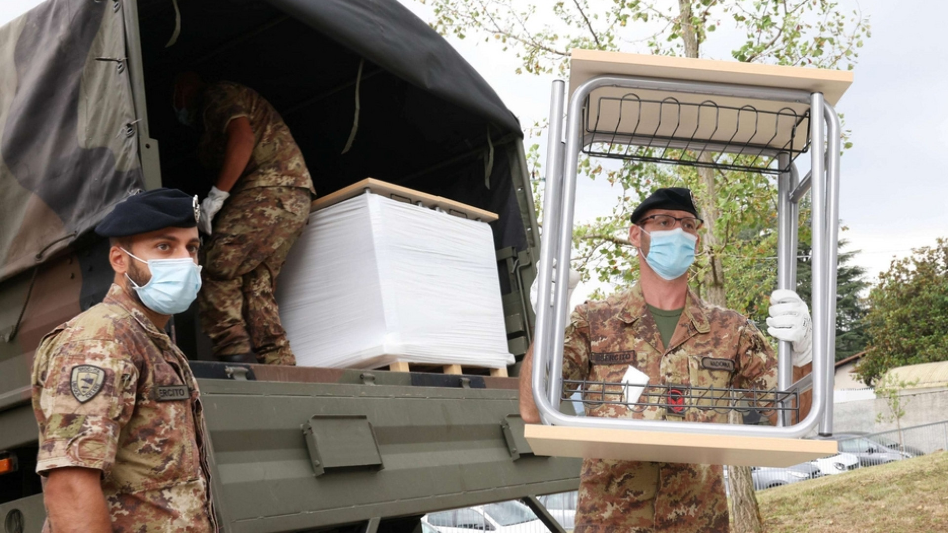 Immagine di L'esercito consegna i banchi a Nembro e Alzano