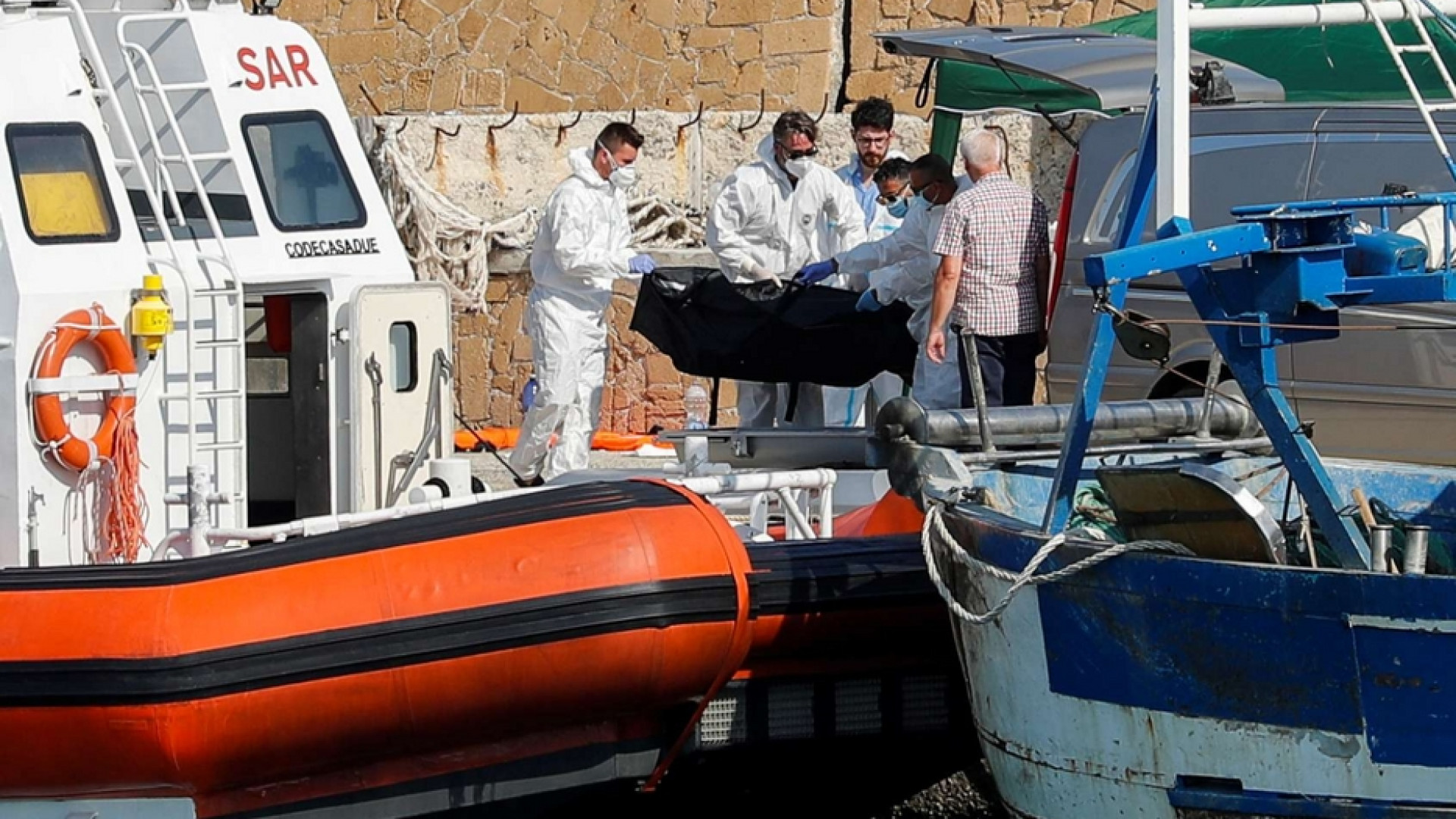 Immagine di L'incendio su barca dei migranti, la Chiesa di Crotone: stop all'odio social