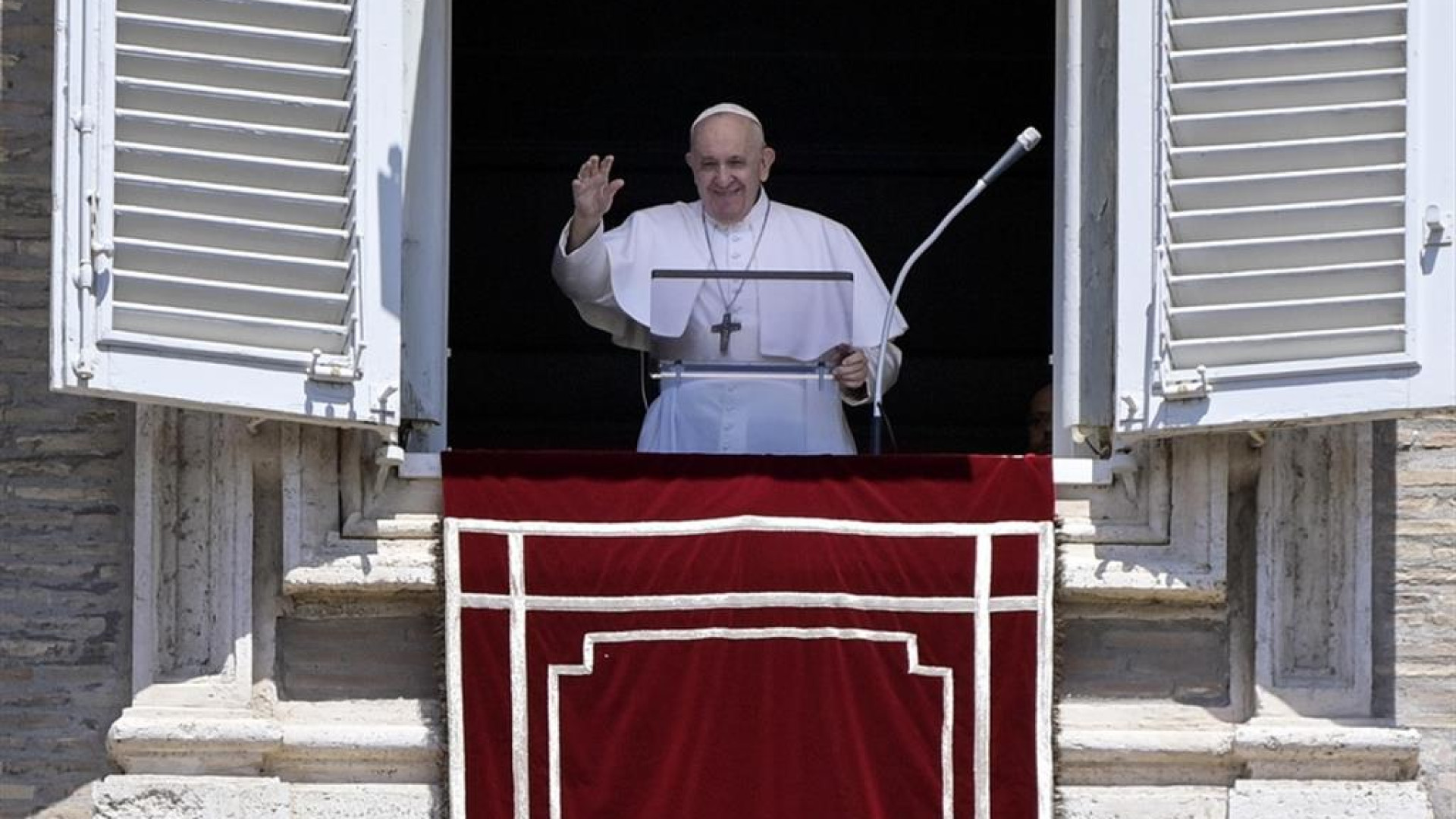 Immagine di Papa: "La croce è segno dell'Amore di Dio, non diventi un ornamento"