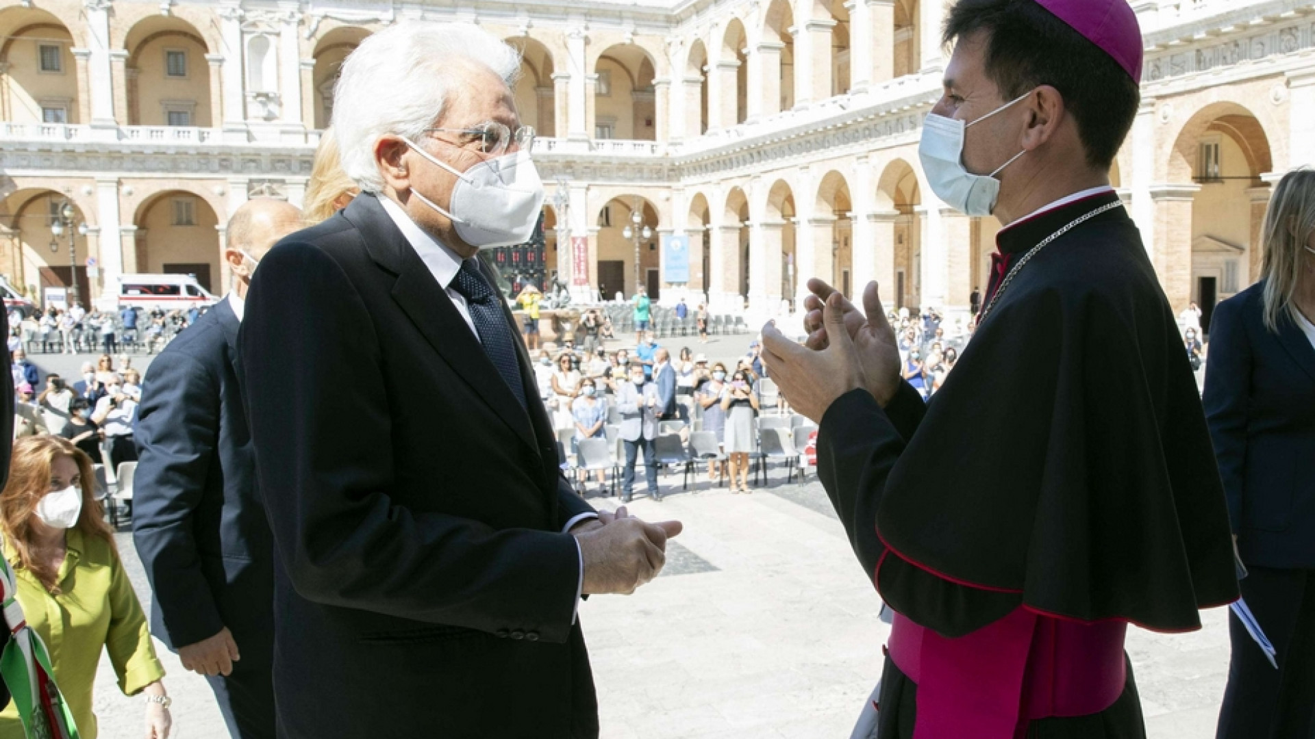 Immagine di Mattarella accende la lampada della pace nella Santa Casa