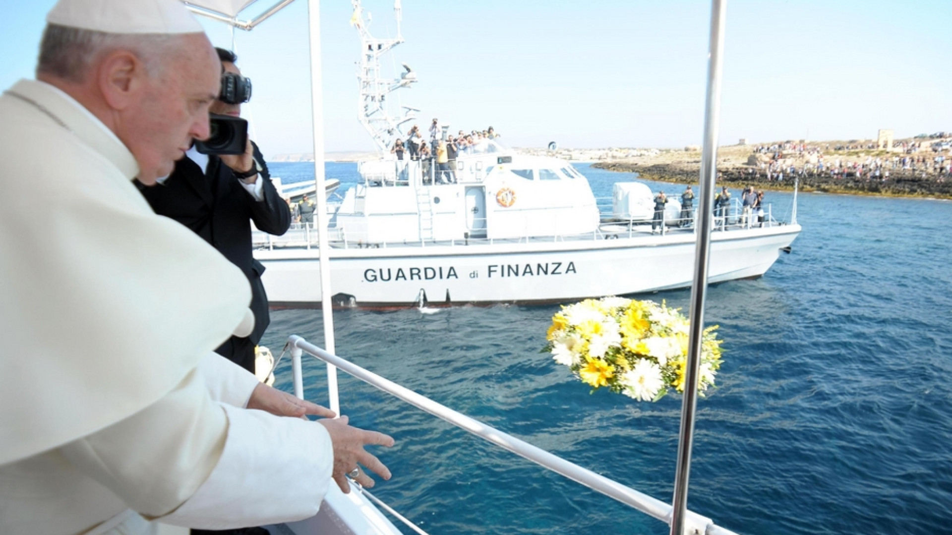Immagine di Il Papa: chi cerca speranza per mare non muoia senza soccorso