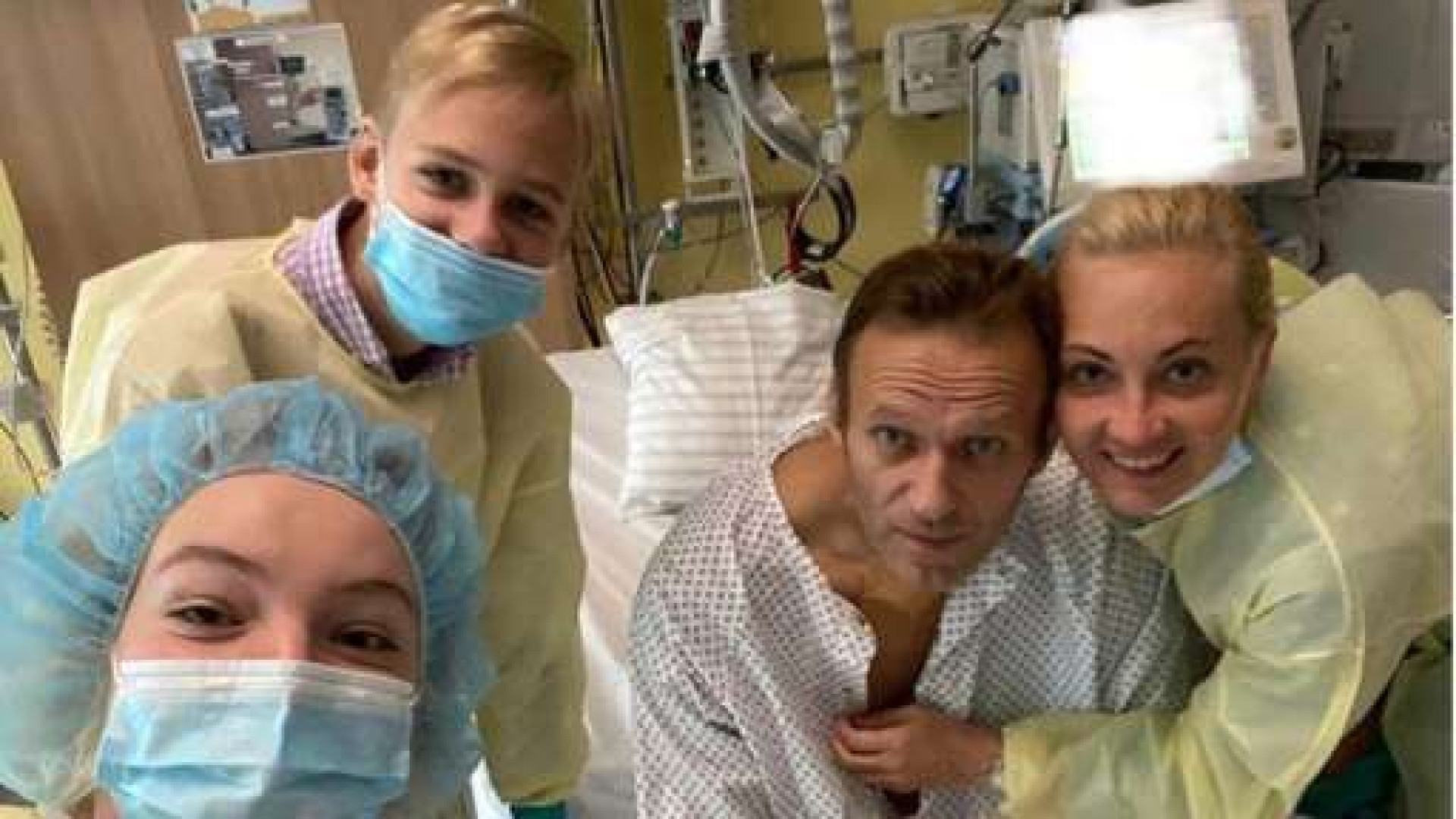 Immagine di Navalny posta la sua foto in ospedale e ai suoi follower dice: "Mi mancate"