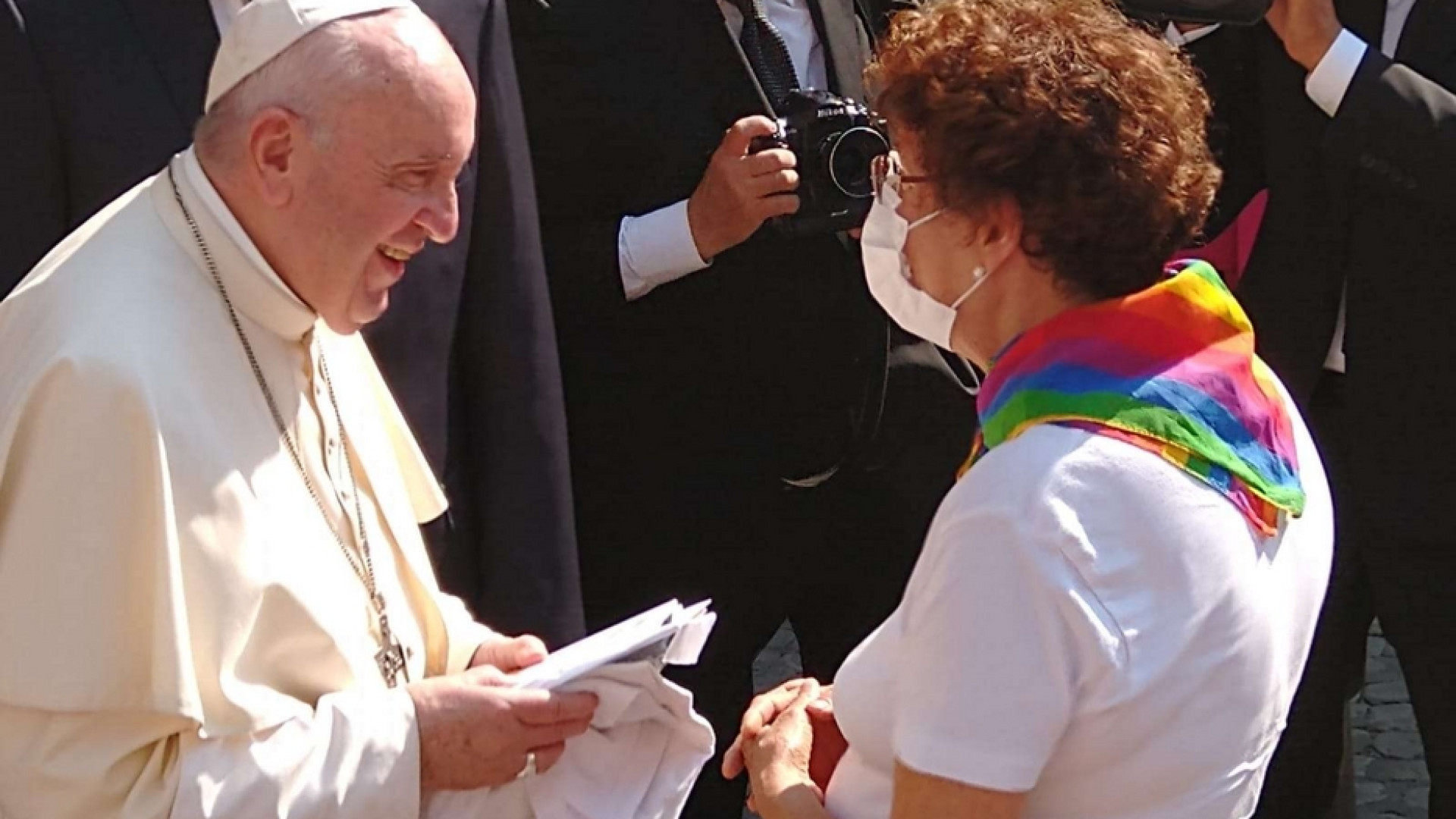 Immagine di Papa Francesco: «La Chiesa ama i vostri figli così come sono»