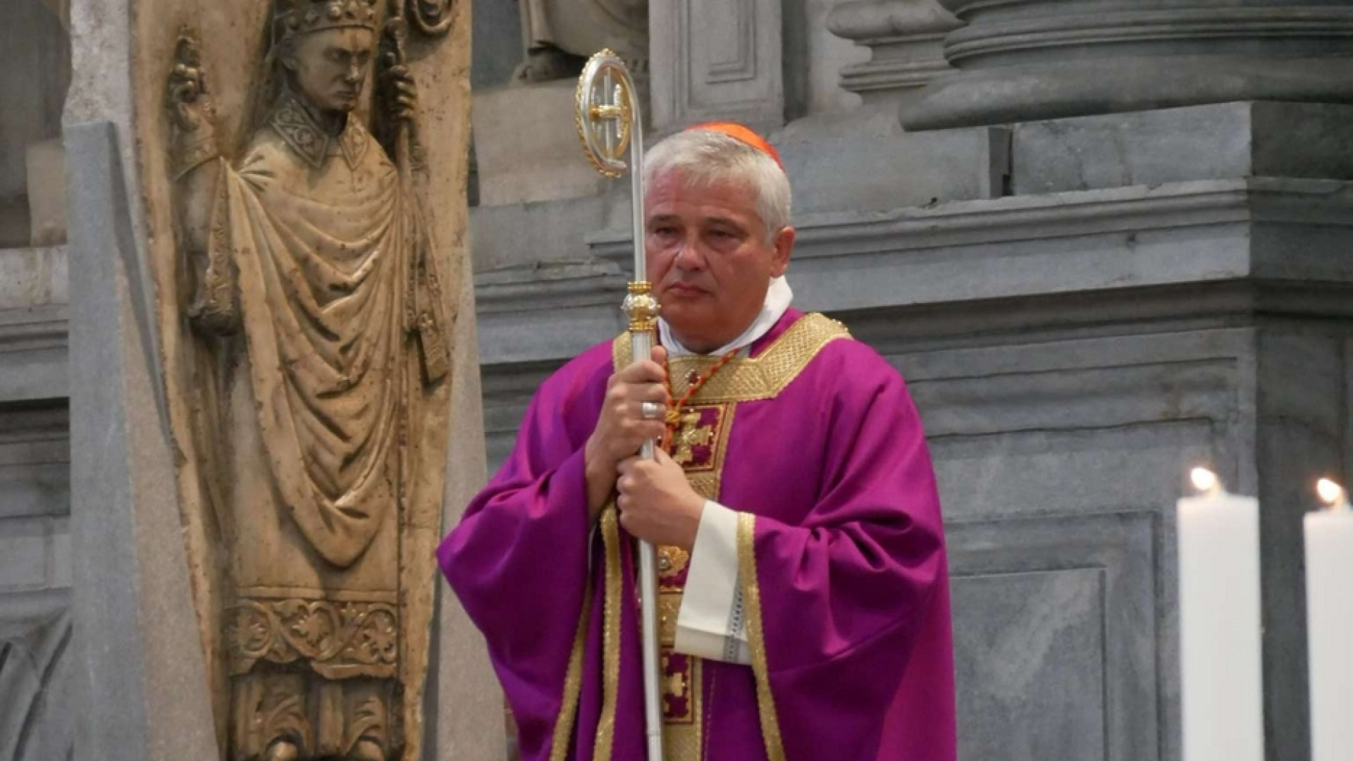 Immagine di L'Elemosiniere del Papa dona rosari. Uno è per l'assassino