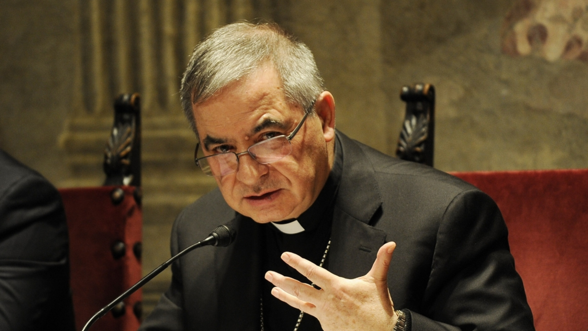 Immagine di Becciu si dimette e rinuncia ai diritti del cardinalato