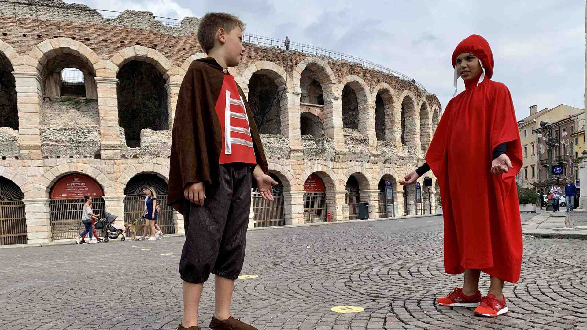 Immagine di Bambini e bambine in scena con la vita di Dante