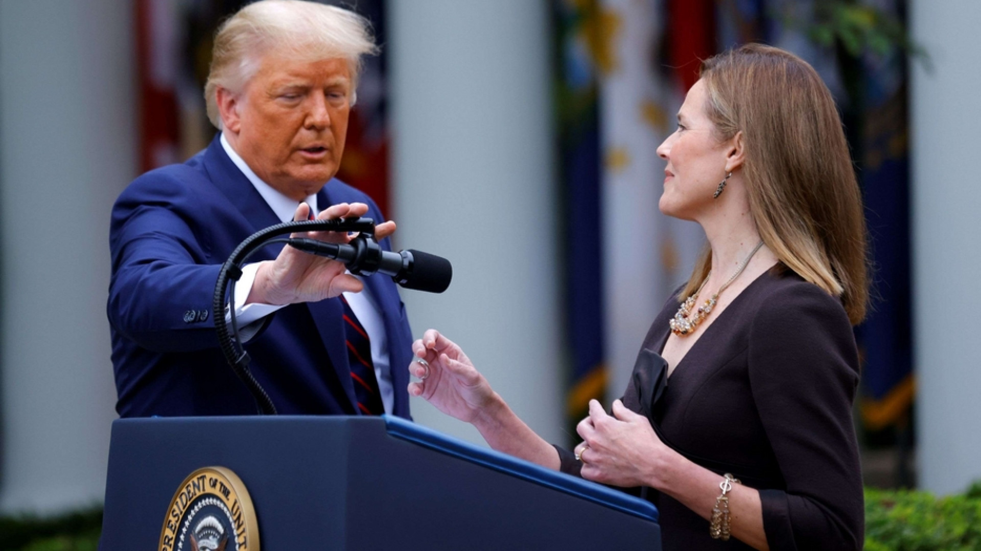 Immagine di Corte Suprema, Trump sceglie la cattolica Amy Coney Barrett