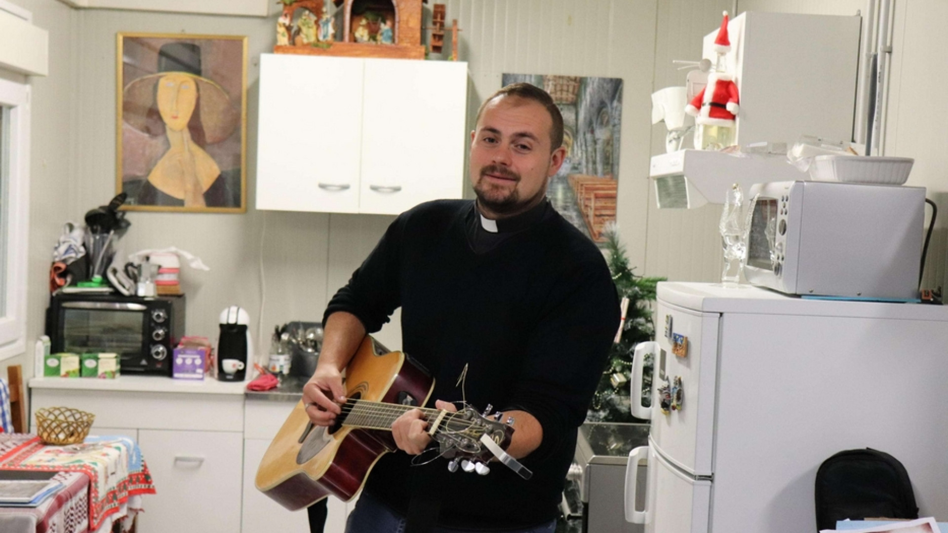 Immagine di Don Davide Tononi, il parroco che canta per Norcia: ricostruiamo la comunità