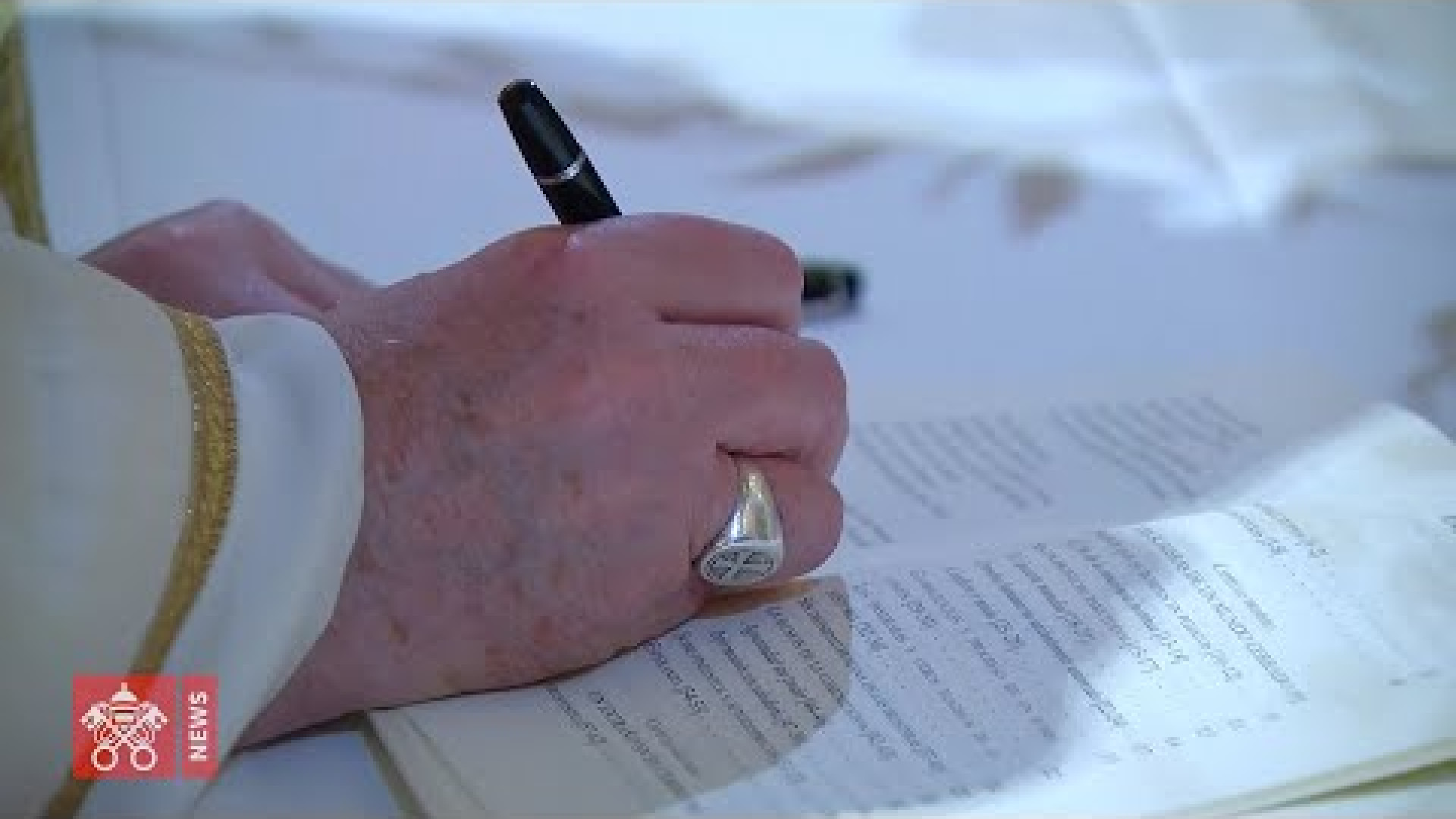Immagine di Il Papa ad Assisi ha firmato l'enciclica "Fratelli tutti"