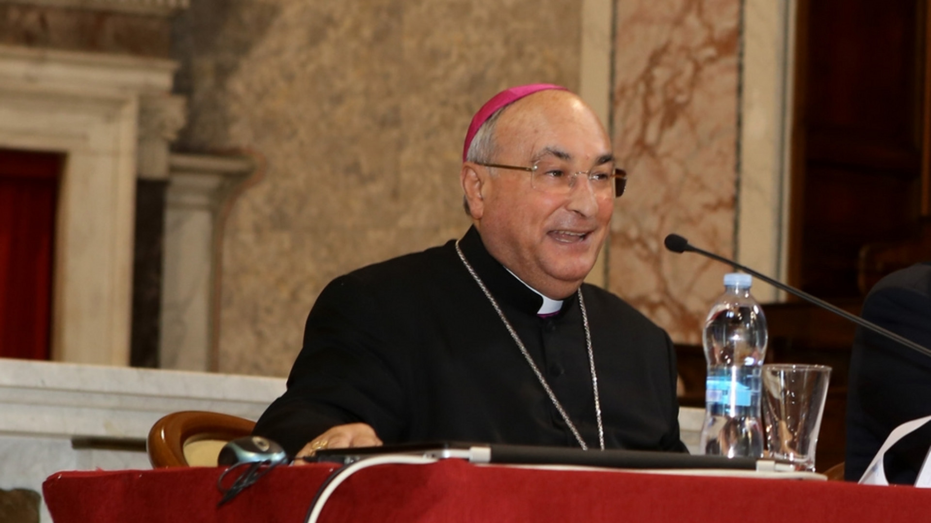 Immagine di Covid19, morto il vescovo di Caserta D'Alise. Oggi i funerali