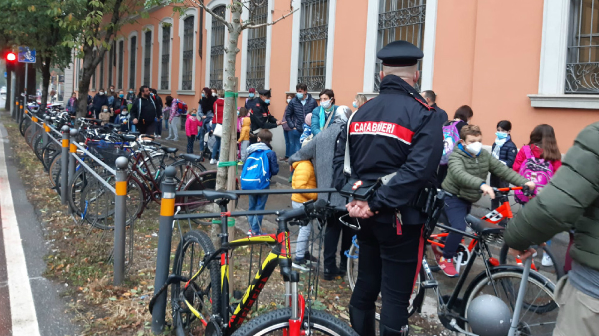 Immagine di Controlli anti Covid all'esterno delle scuole