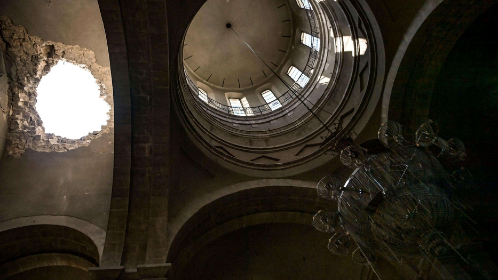 Immagine di L'Armenia accusa: Baku bombarda le chiese, colpita una cattedrale