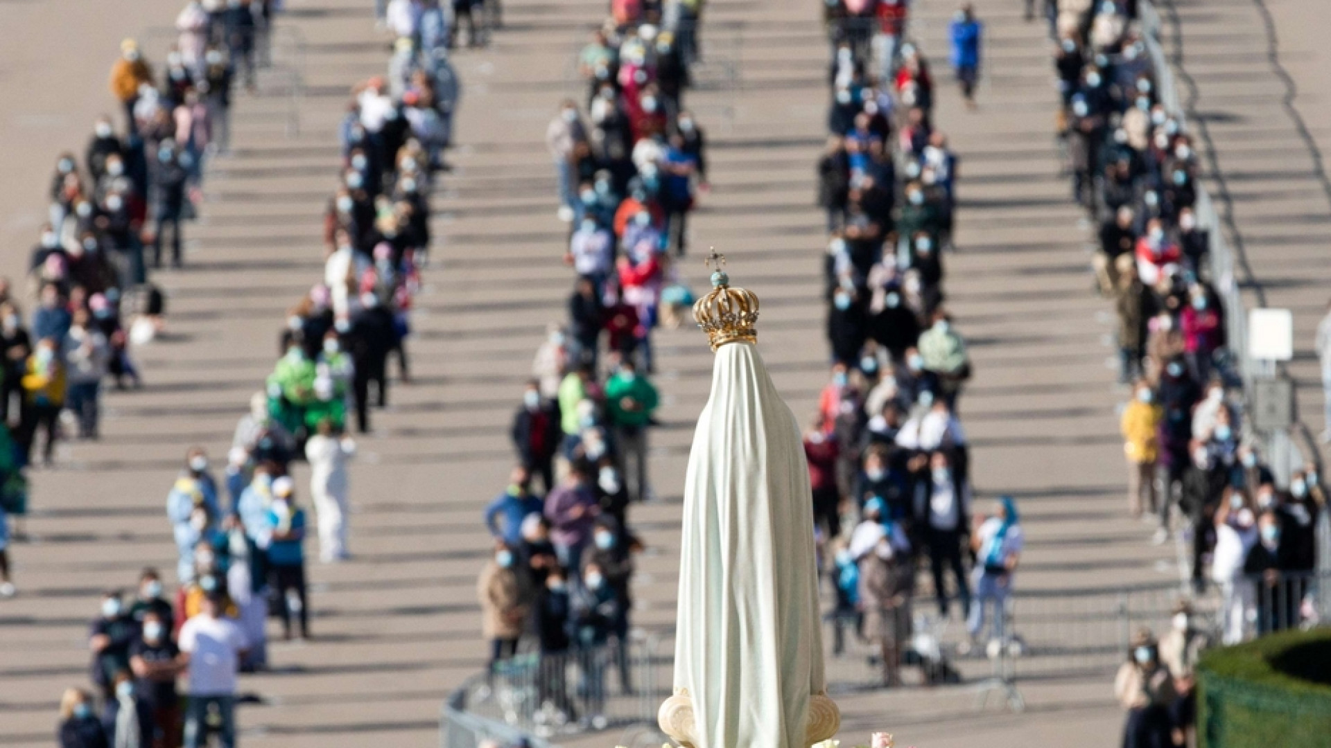 Immagine di Fatima, il Covid frena i pellegrini: 4.500 per la festa dell'apparizione