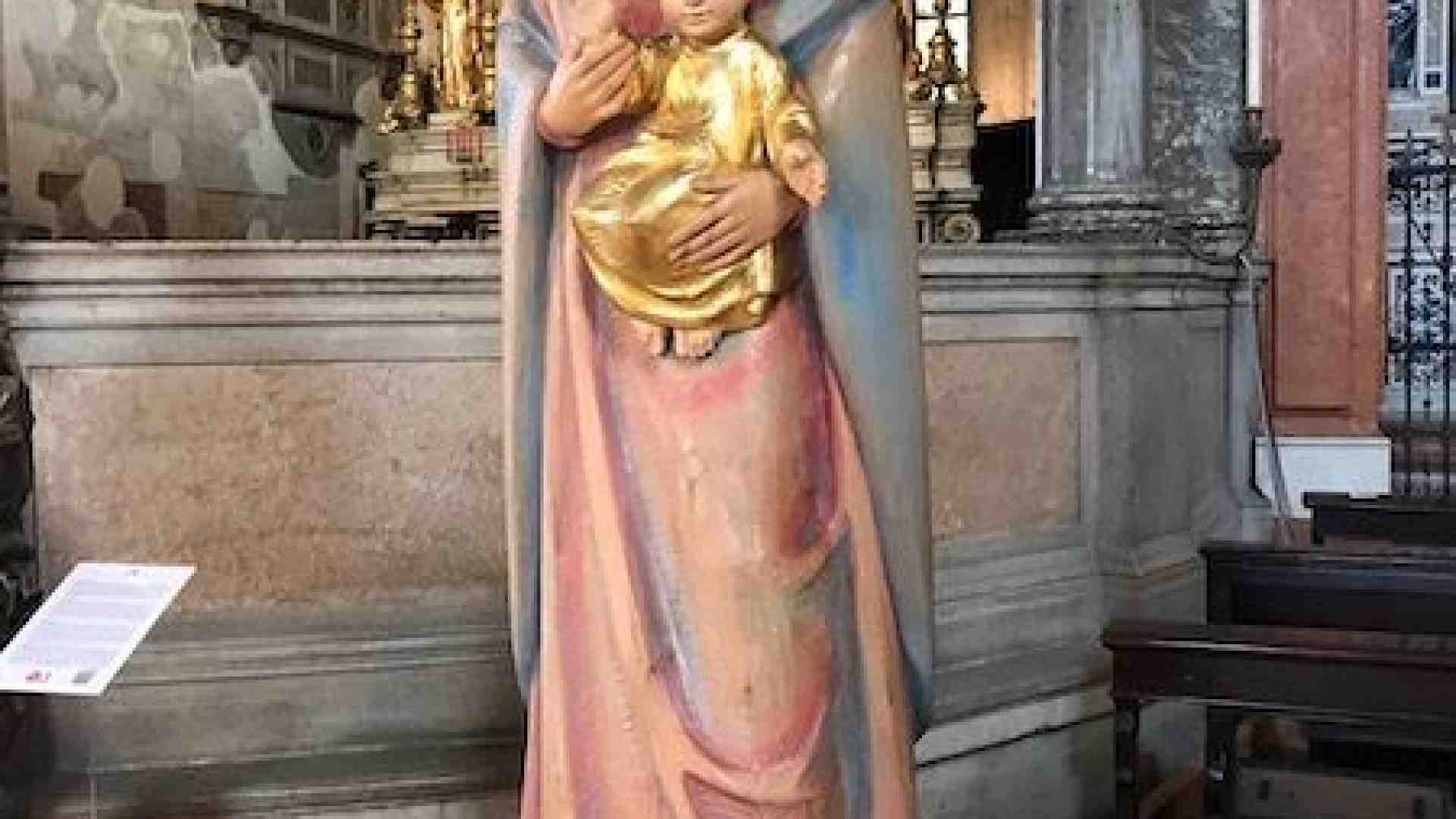 Immagine di La statua di Maria in pellegrinaggio tra ospedali, monasteri e case di riposo