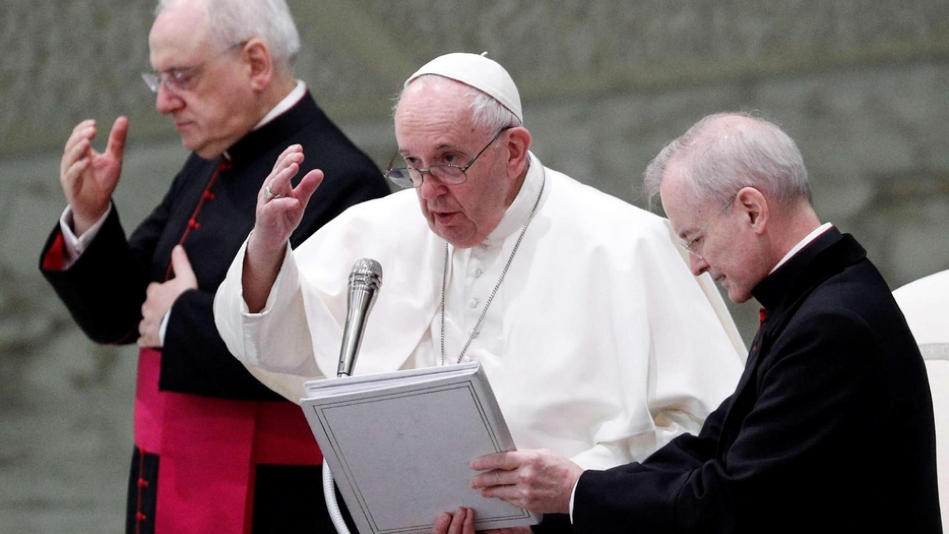 Immagine di Il Papa: «Le porte delle chiese non sono barriere»